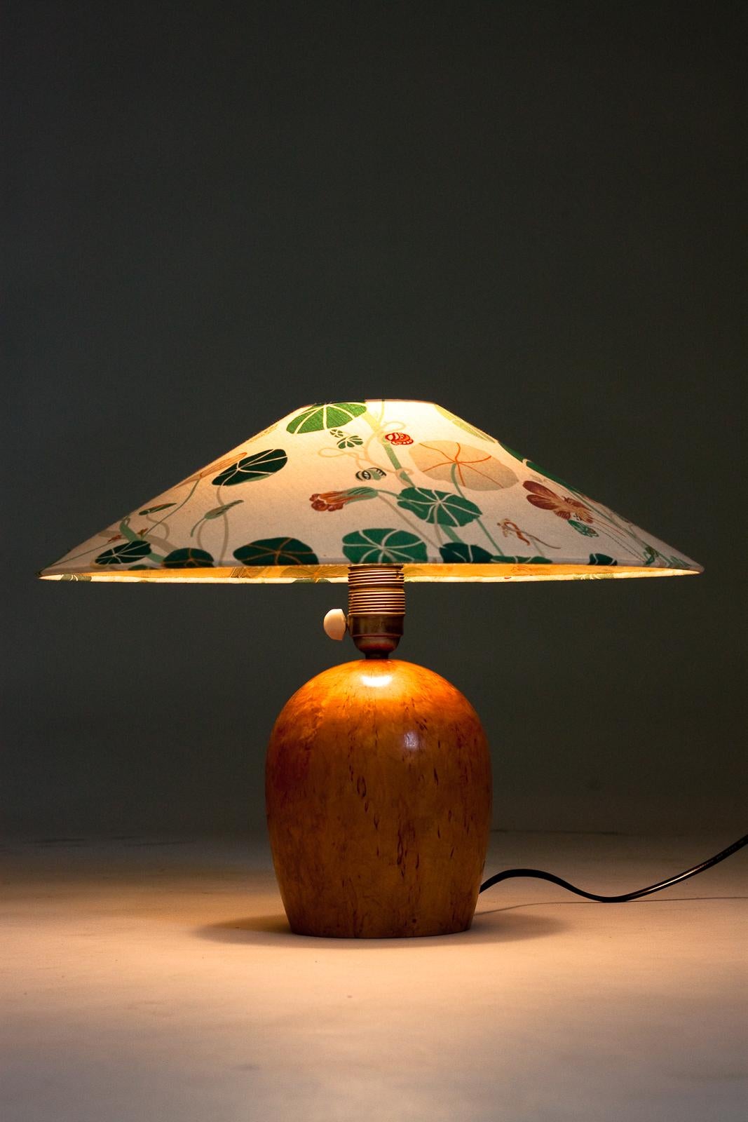 Lampada da tavolo finlandese anni '30 in betulla riccia massiccia in vendita 3