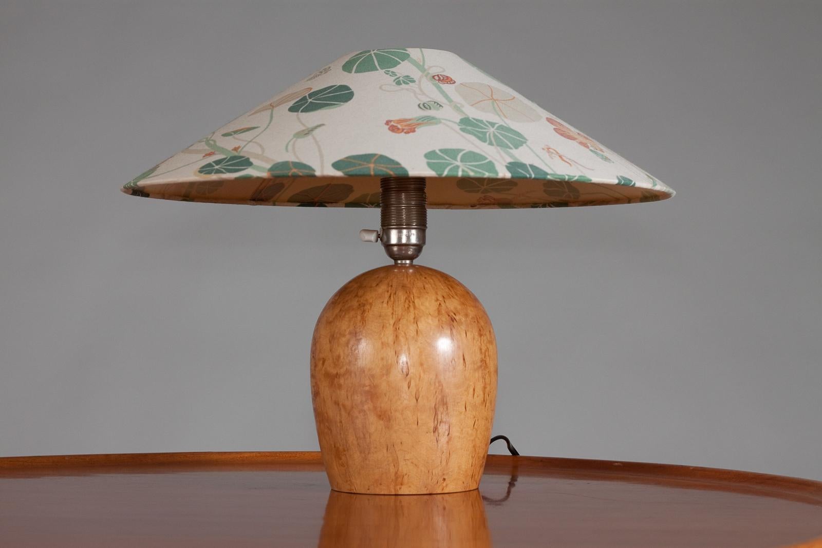 Lampada da tavolo finlandese anni '30 in betulla riccia massiccia in vendita 5
