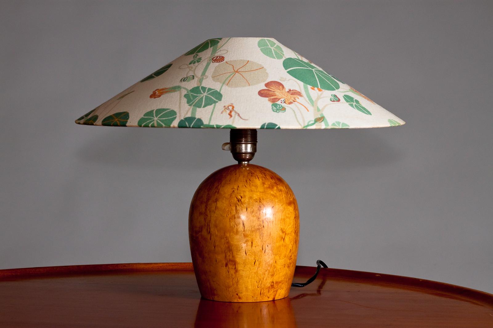 Scandinavo moderno Lampada da tavolo finlandese anni '30 in betulla riccia massiccia in vendita