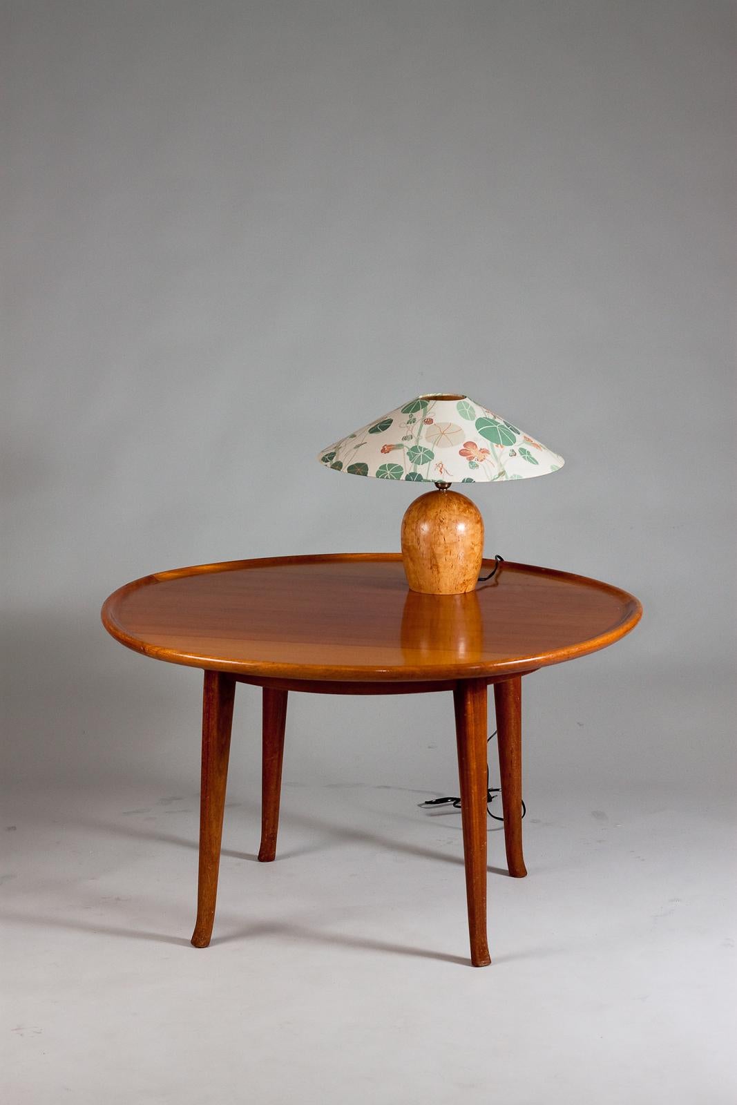 Lampada da tavolo finlandese anni '30 in betulla riccia massiccia In condizioni buone in vendita a Turku, Varsinais-Suomi