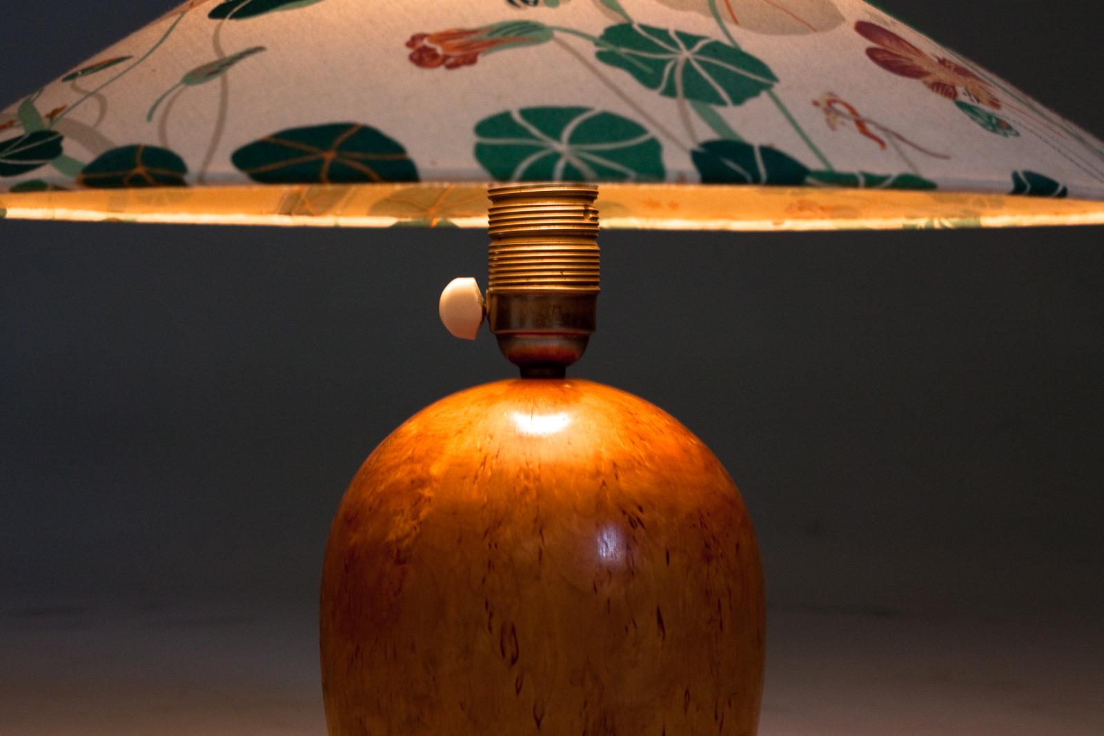 Lampada da tavolo finlandese anni '30 in betulla riccia massiccia in vendita 1