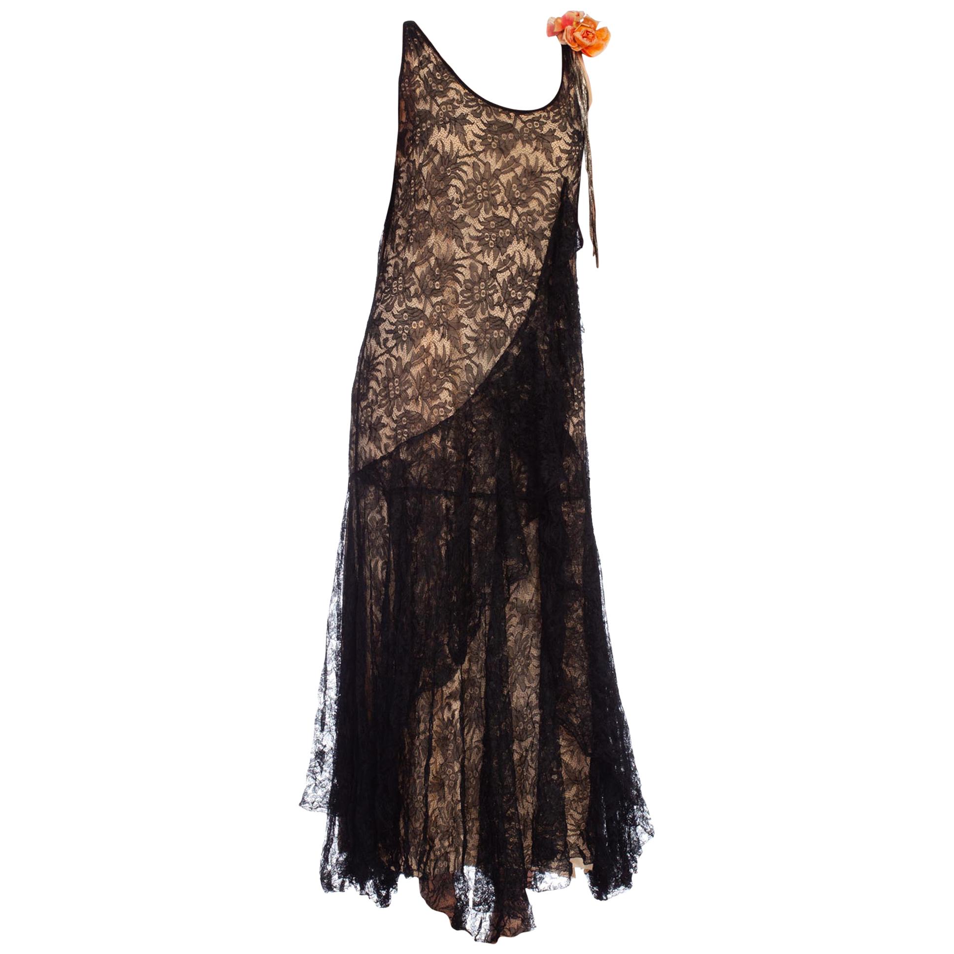 Lacets de Chantilly noirs des années 1920  Robe de cocktail Flowy avec jupon et frange d'origine