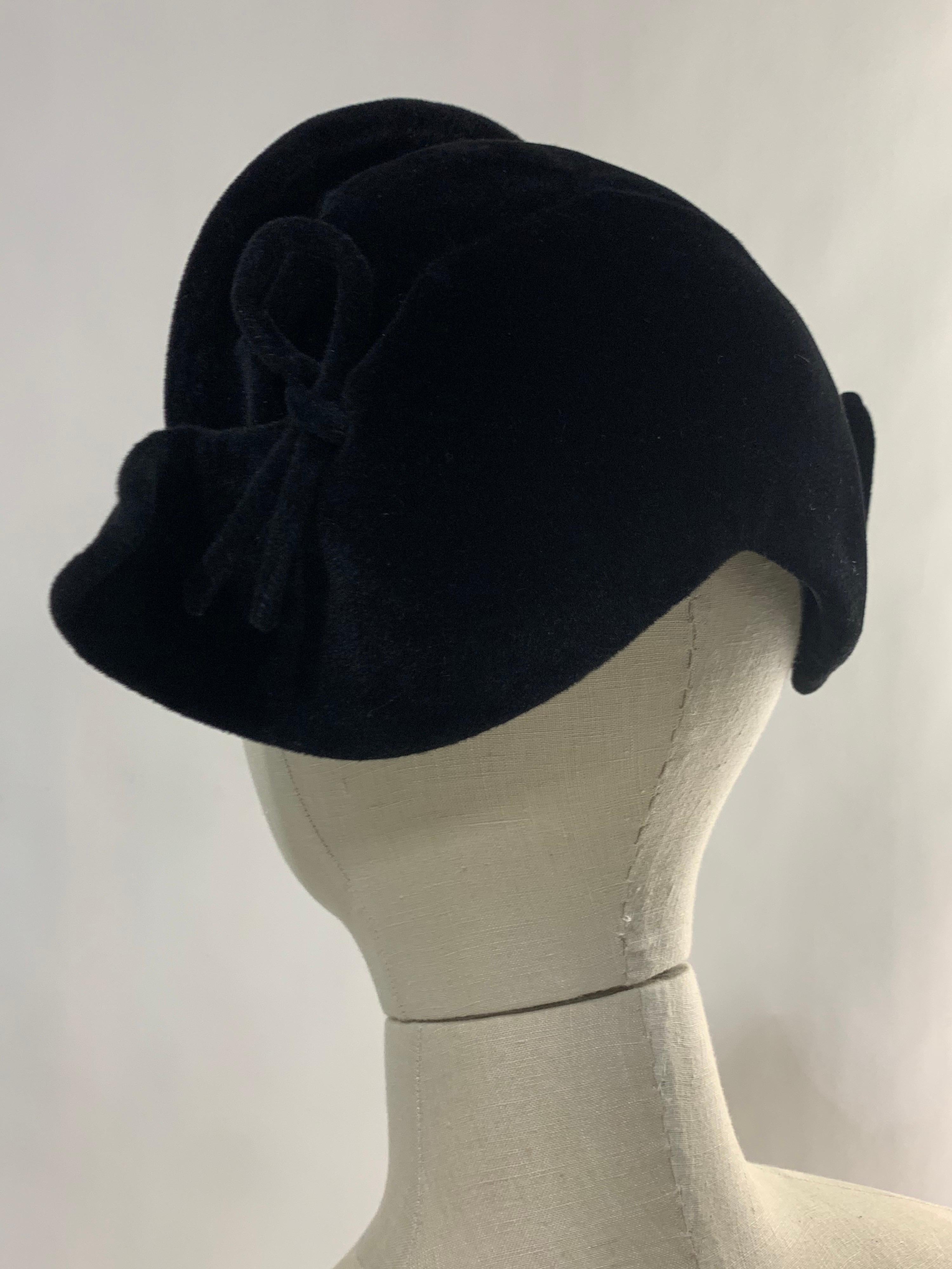 A  1950er Florence Reichman New Look-inspirierter schwarzer Filzhut mit Schirmen an den Seiten und hinten. Größe Medium.  Aerodynamischer Cocktail-Charme! 