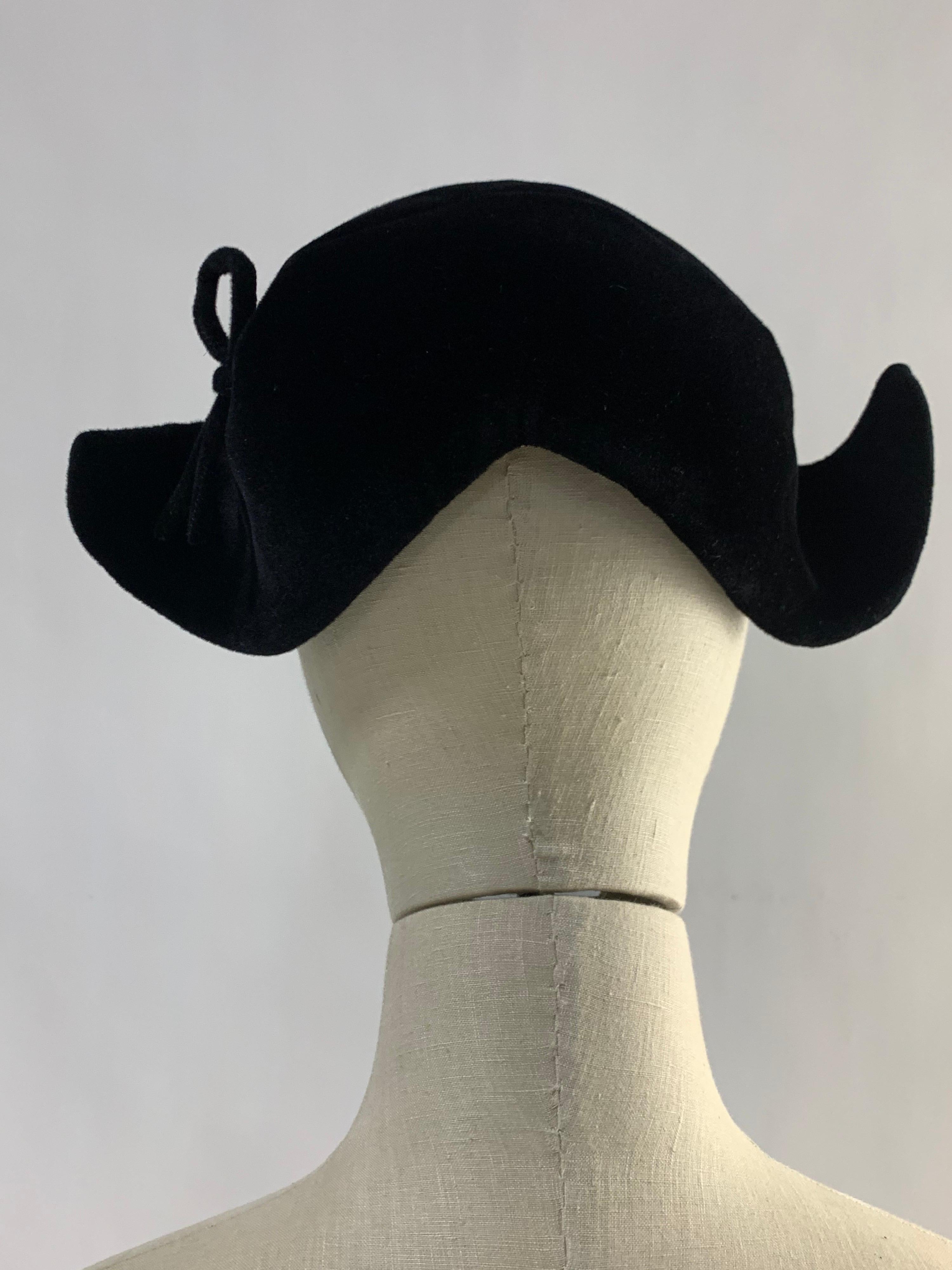 1930er 1930er Florence Reichman New Look-inspirierter schwarzer Filzhut mit spitzem Rand (Schwarz) im Angebot
