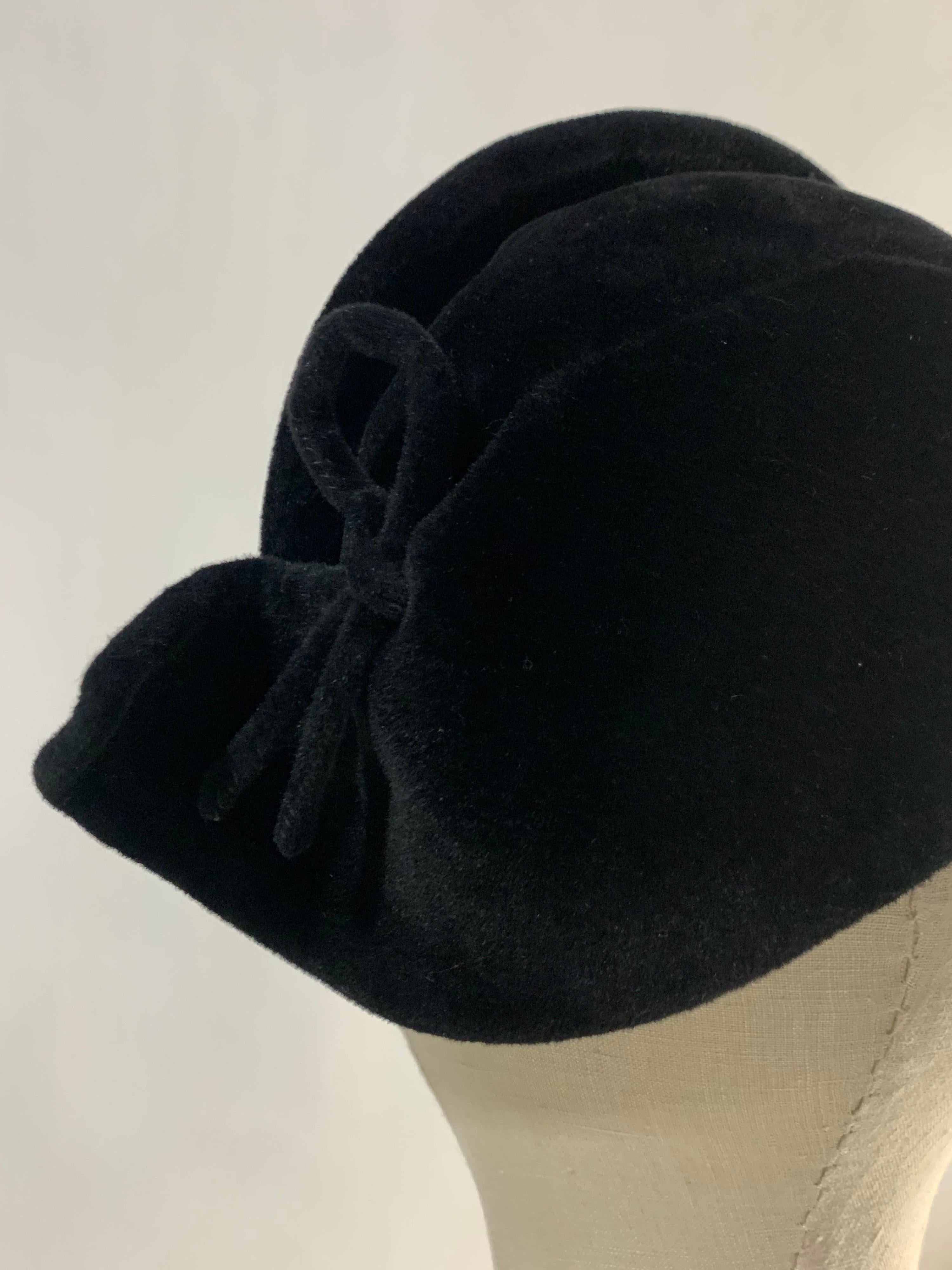 1930er 1930er Florence Reichman New Look-inspirierter schwarzer Filzhut mit spitzem Rand Damen im Angebot