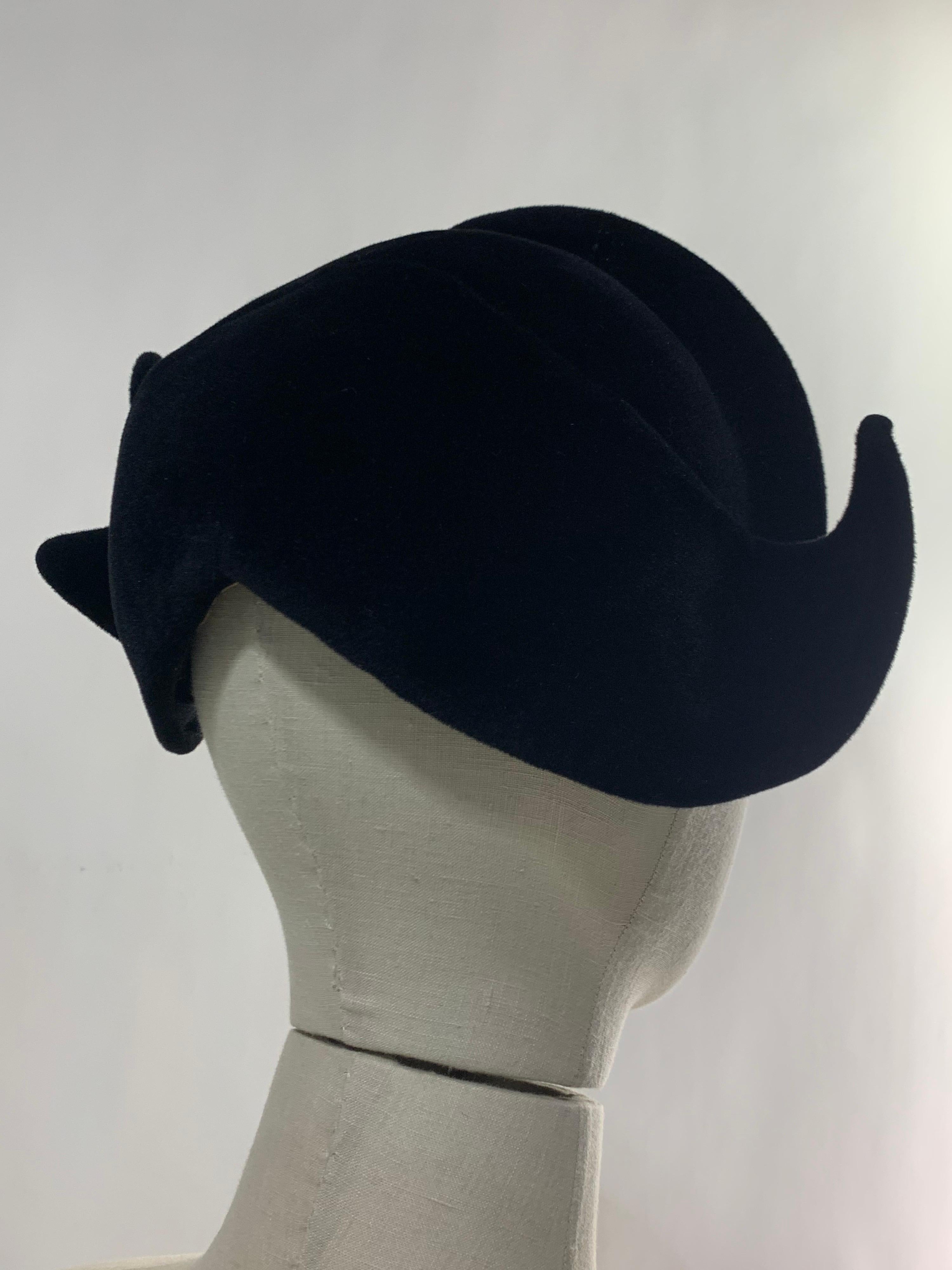 1930er 1930er Florence Reichman New Look-inspirierter schwarzer Filzhut mit spitzem Rand im Angebot 1