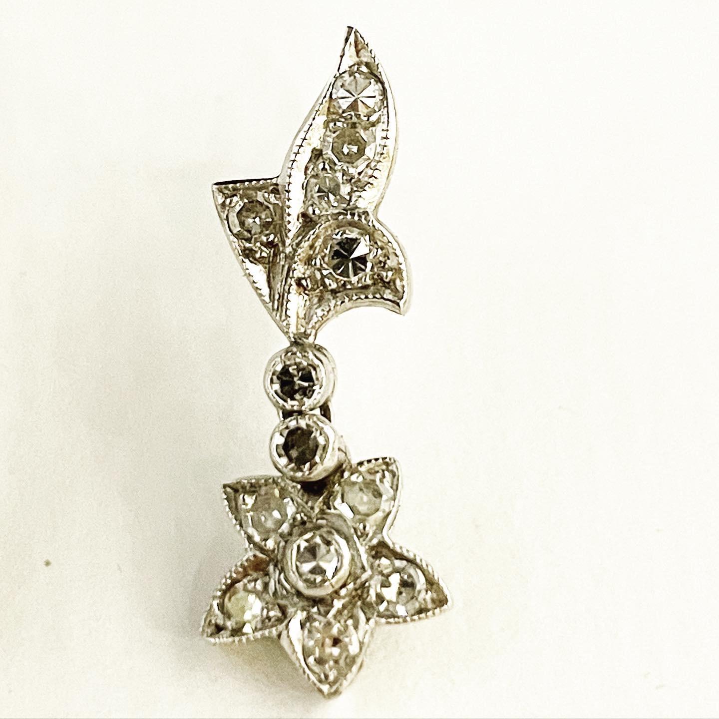 1930s flowers design with diamonds palladium drop stud earrings.

The earrings are finely crafted in paladium with diamonds.
Total approximate weight of the diamonds:  0.8 carat.
Total weight of the jewel: 4.5 g.

FREE SHIPPING.
RETURNS ACCEPTED (3