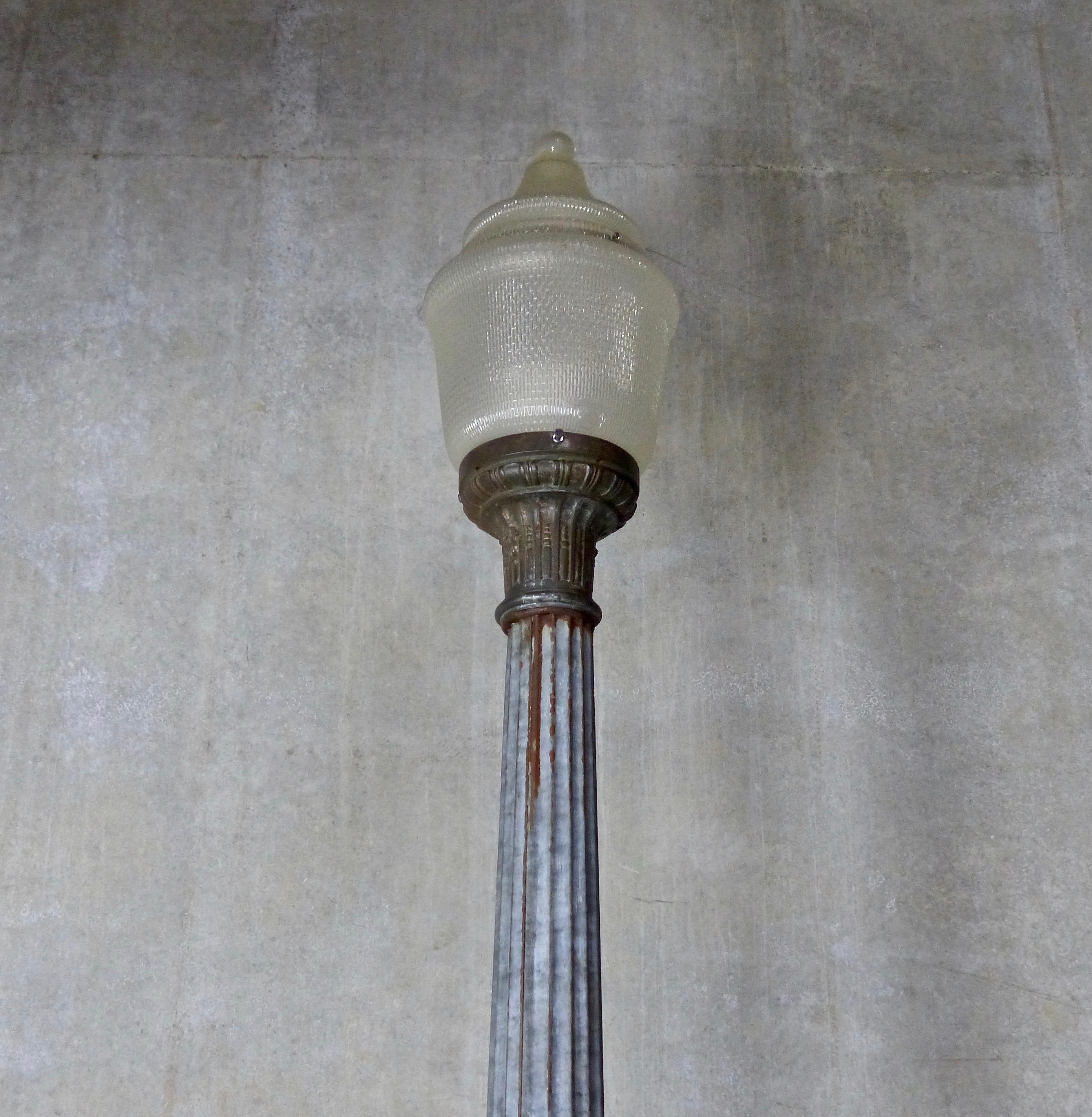 1930s Fluted Zinc Street Lamp with Original Shade (amerikanisch)