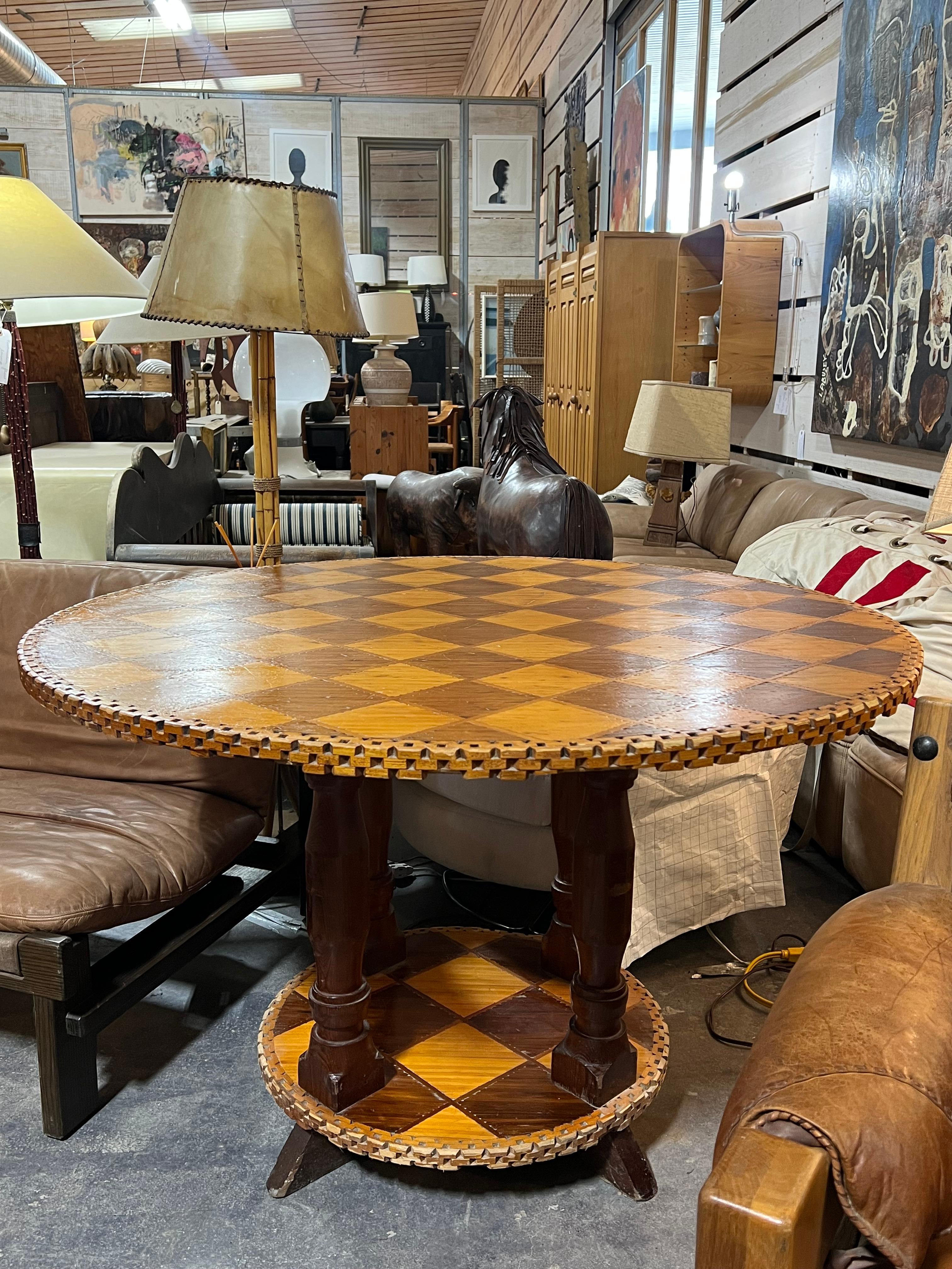 Table centrale d'art populaire fabriquée à la main dans les années 1930. Fabriqué aux États-Unis 