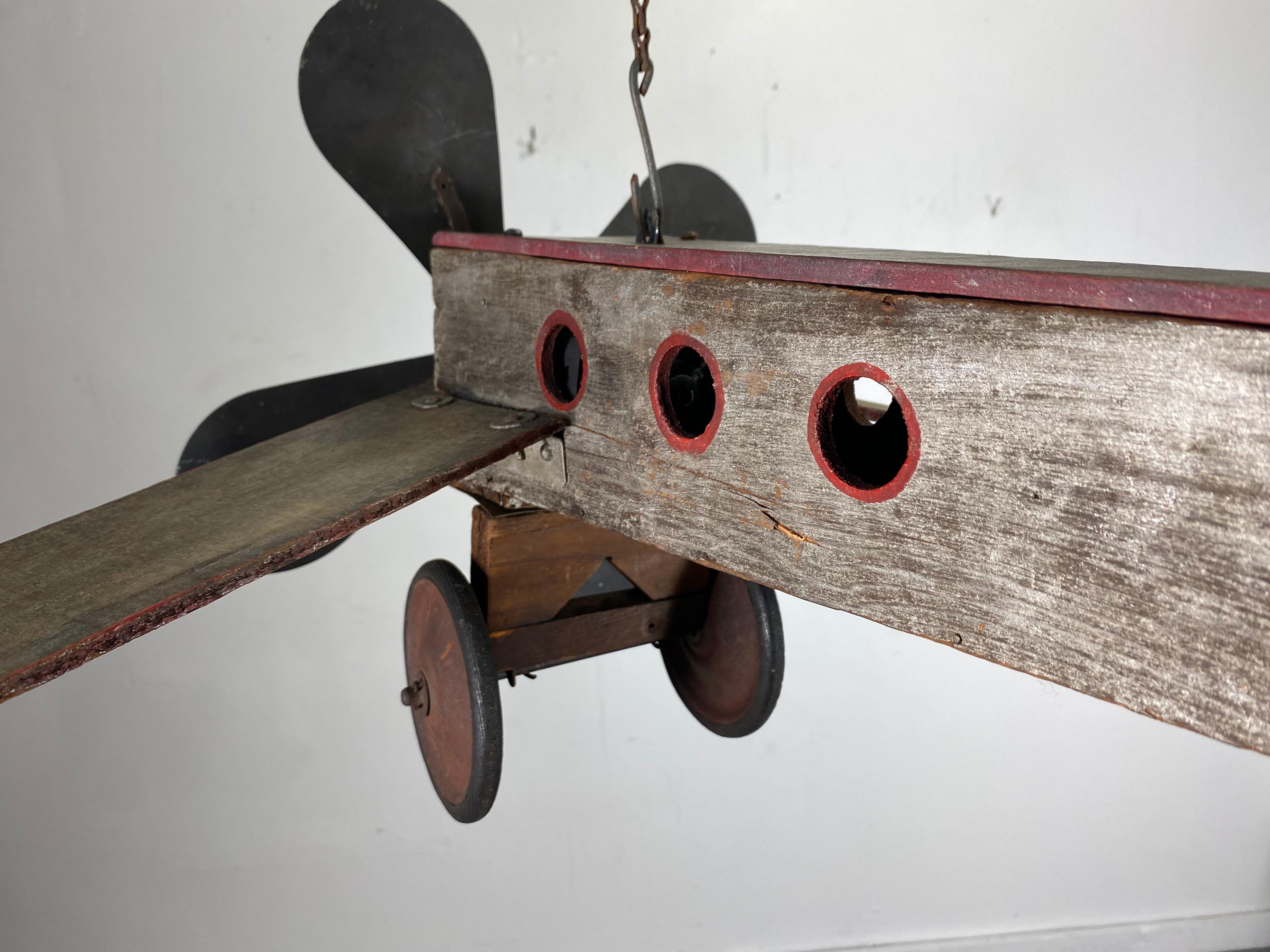 Airplane / Fächer aus Holz und Metall, Volkskunst der 1930er Jahre im Angebot 4