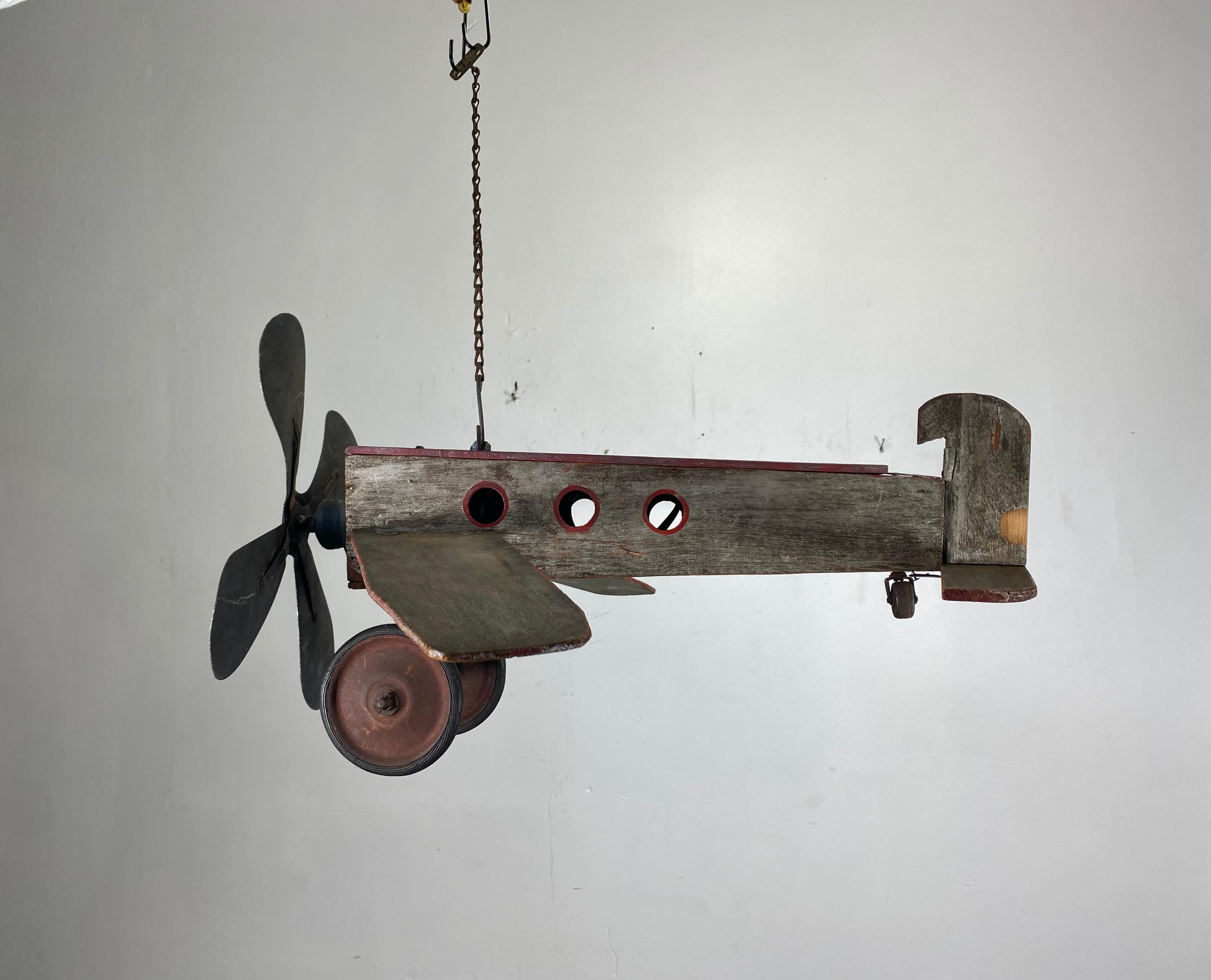 1930er Jahre Folk Art, Holz und Metall Flugzeug / Ventilator... erstaunliches Design, funktionierende motorisierte Ventilatorflügel, handgefertigt und handbemalt.