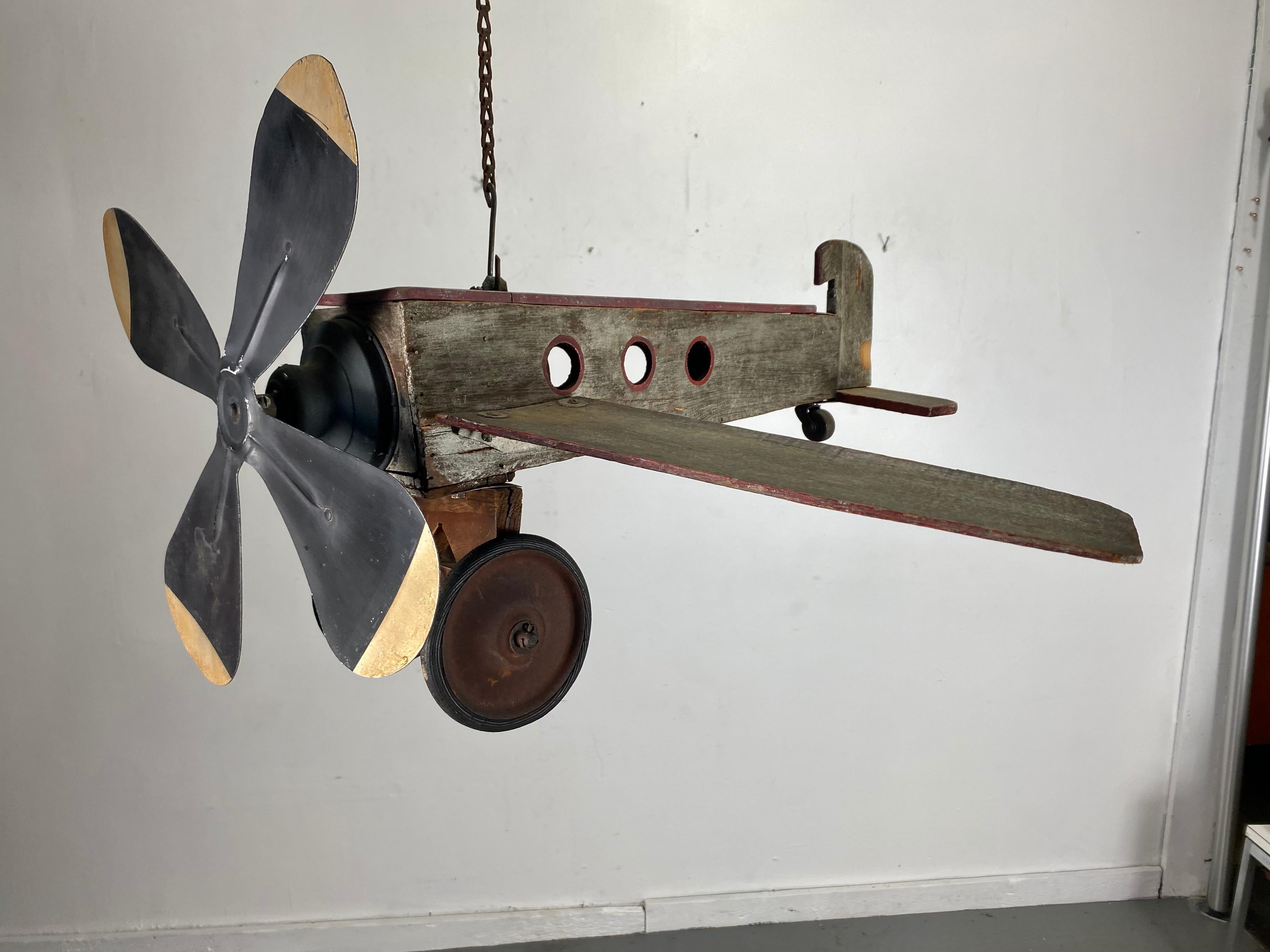 Airplane / Fächer aus Holz und Metall, Volkskunst der 1930er Jahre (Handgefertigt) im Angebot