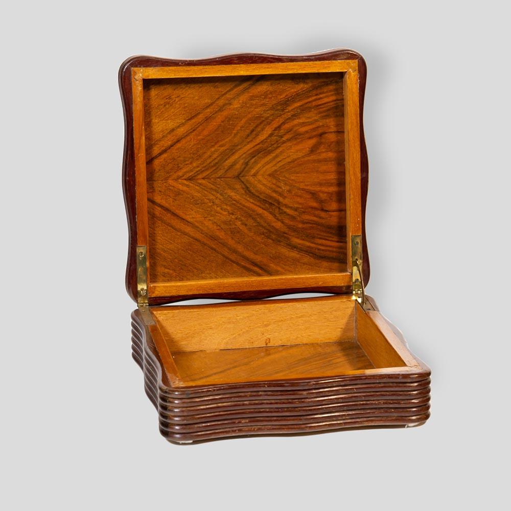 A very beautiful box from the 1930, designed by Pietro Chiesa for Fontana Arte with a rectangular base in light brown walnut wood worked in an undulated manner and with a refined fairly thick lid in mirror glass engraved with floral and lief