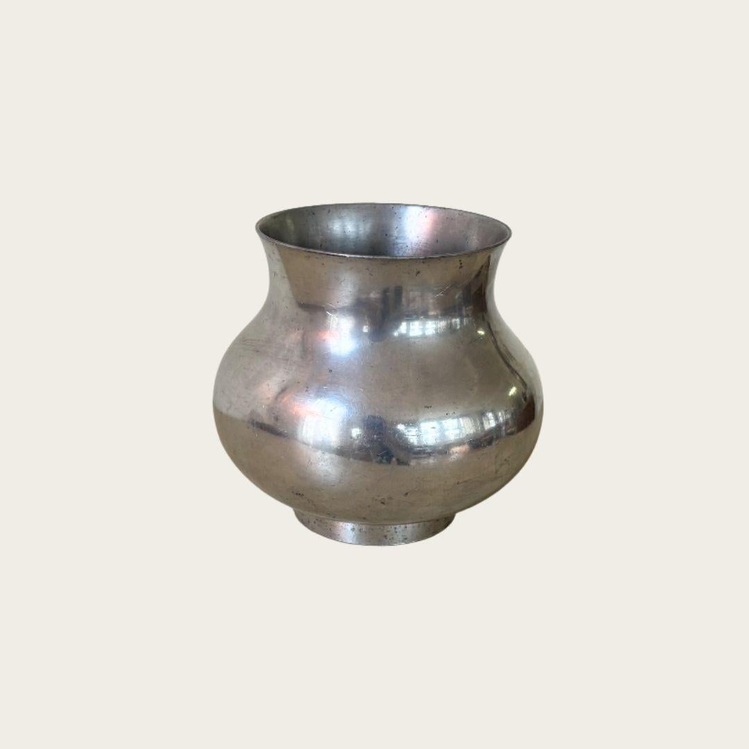 Años 30, Estocolmo. Estaño pulido con base de pie y escultural boca abocinada. Marcado con Firma Svensk Tenn en la parte inferior y diseñado por Nils Fougstedt.