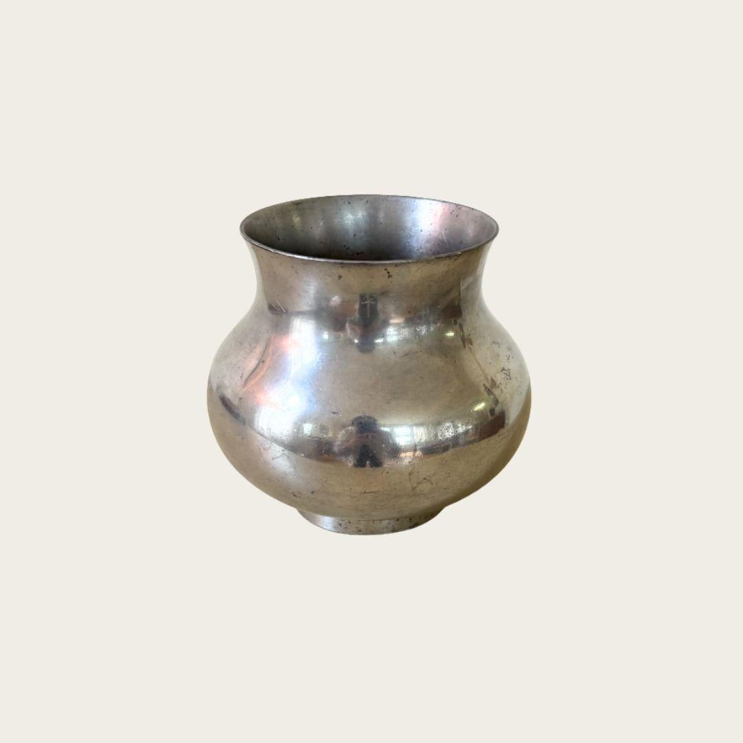 Jarrón de peltre pulido Art Decó con pie de los años 30, de Nils Fougstedt para Svenskt Tenn Sueco en venta