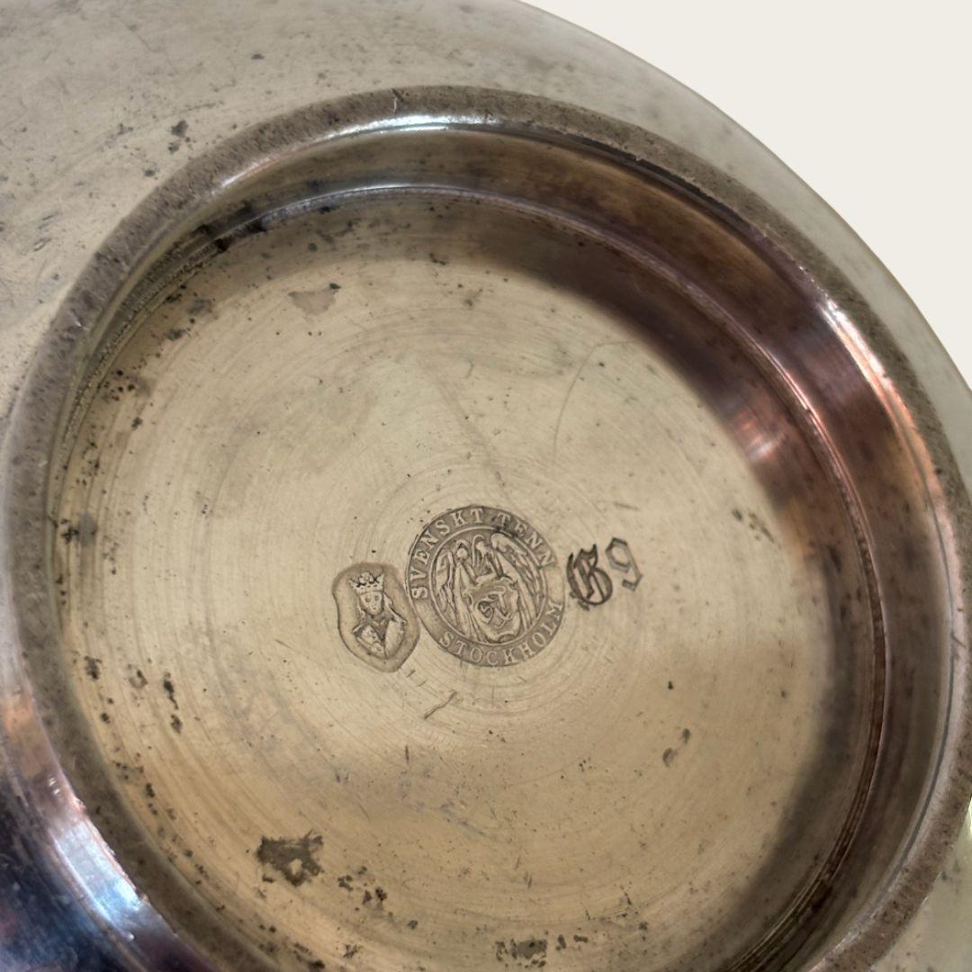 Jarrón de peltre pulido Art Decó con pie de los años 30, de Nils Fougstedt para Svenskt Tenn Pulido en venta