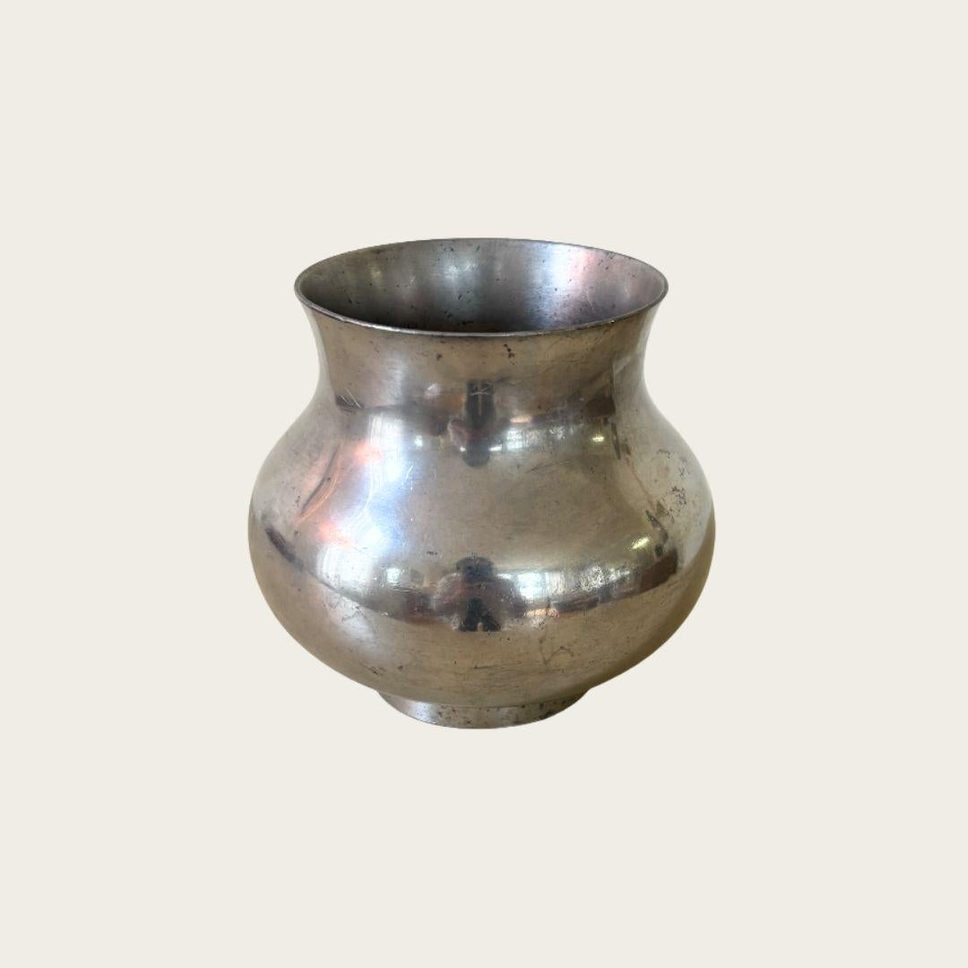 Jarrón de peltre pulido Art Decó con pie de los años 30, de Nils Fougstedt para Svenskt Tenn mediados del siglo XX en venta