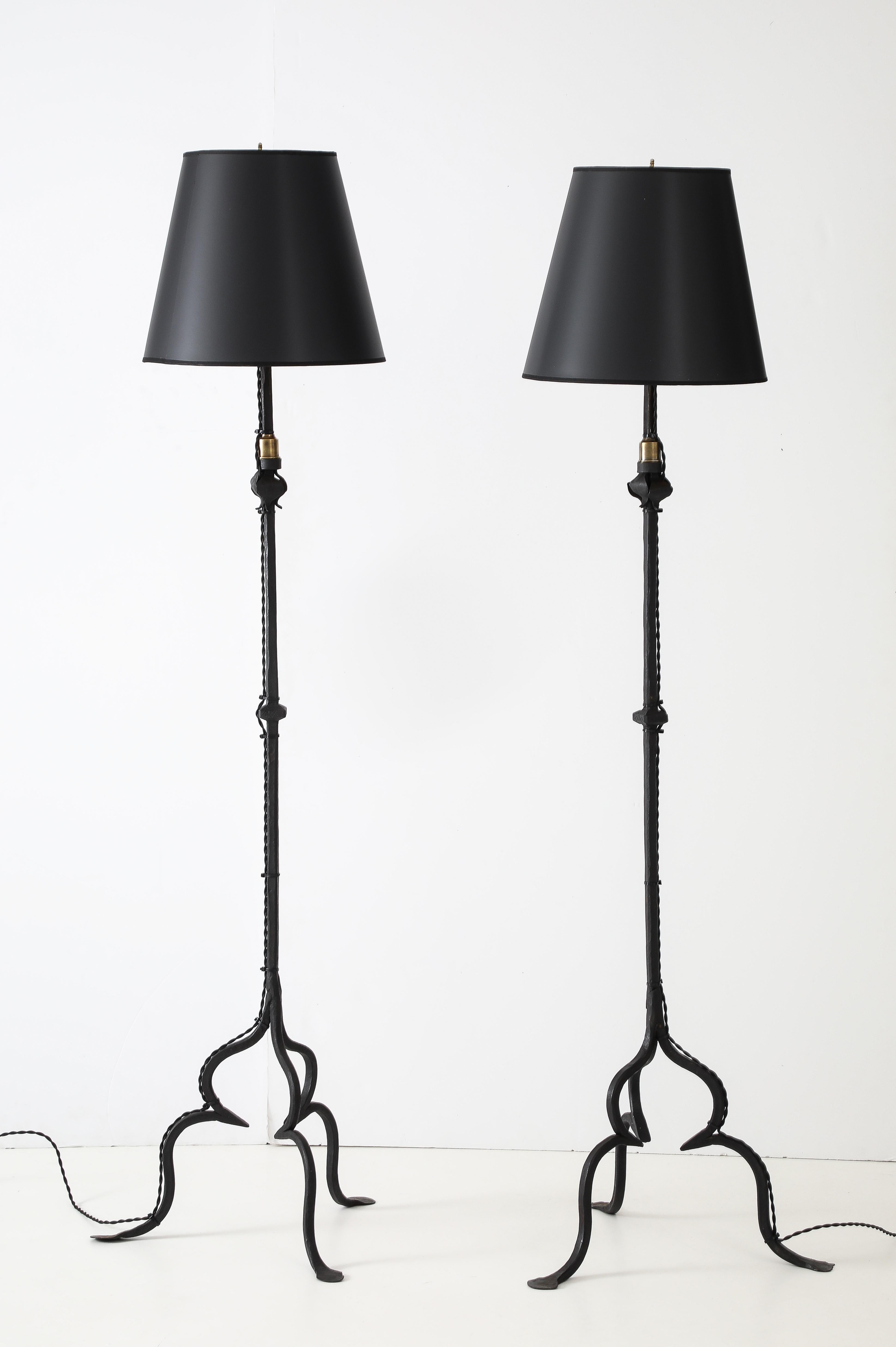 Lampadaires italiens tripodes en fer forgé des années 1930 en vente 5