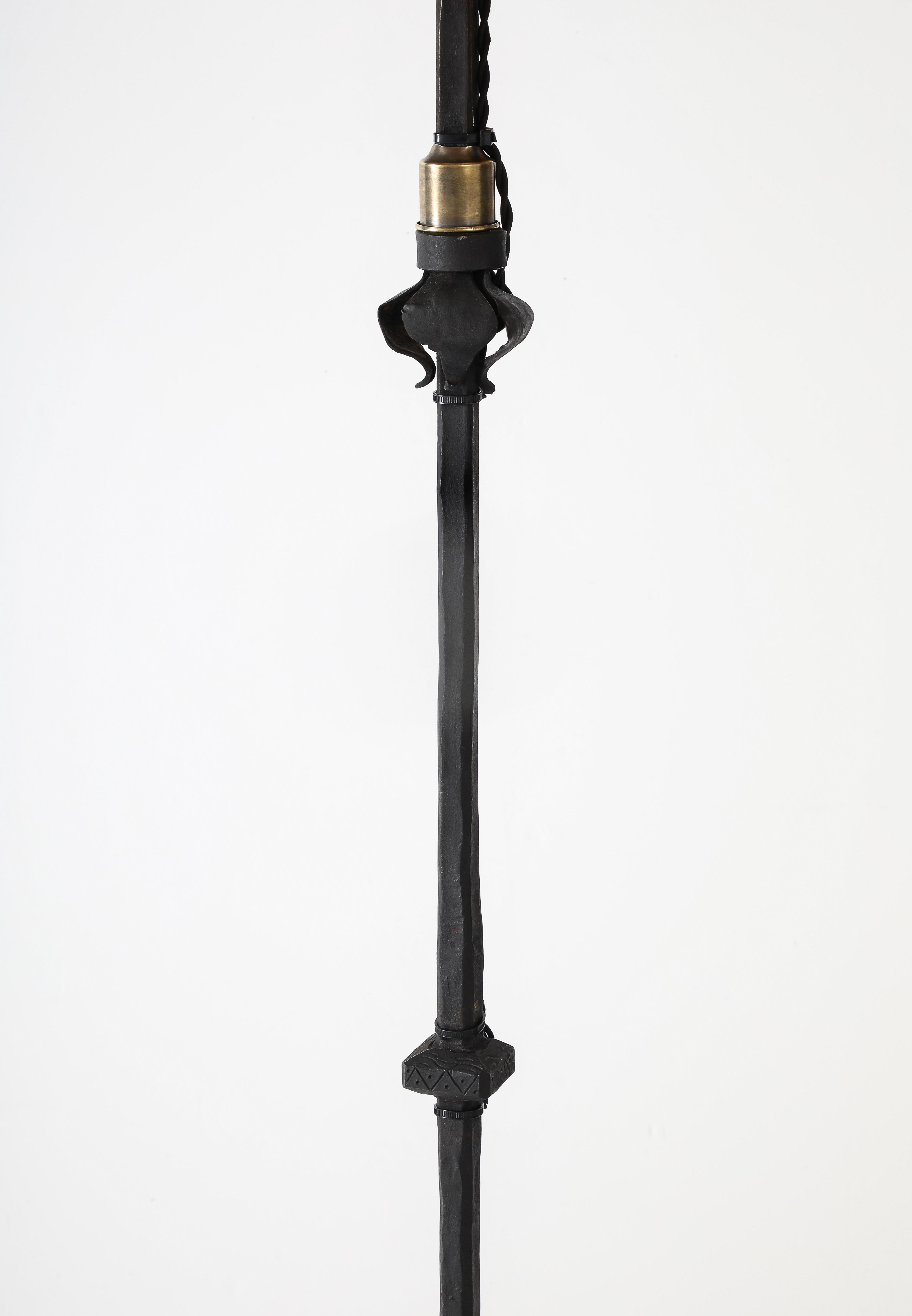 Lampadaires italiens tripodes en fer forgé des années 1930 en vente 7