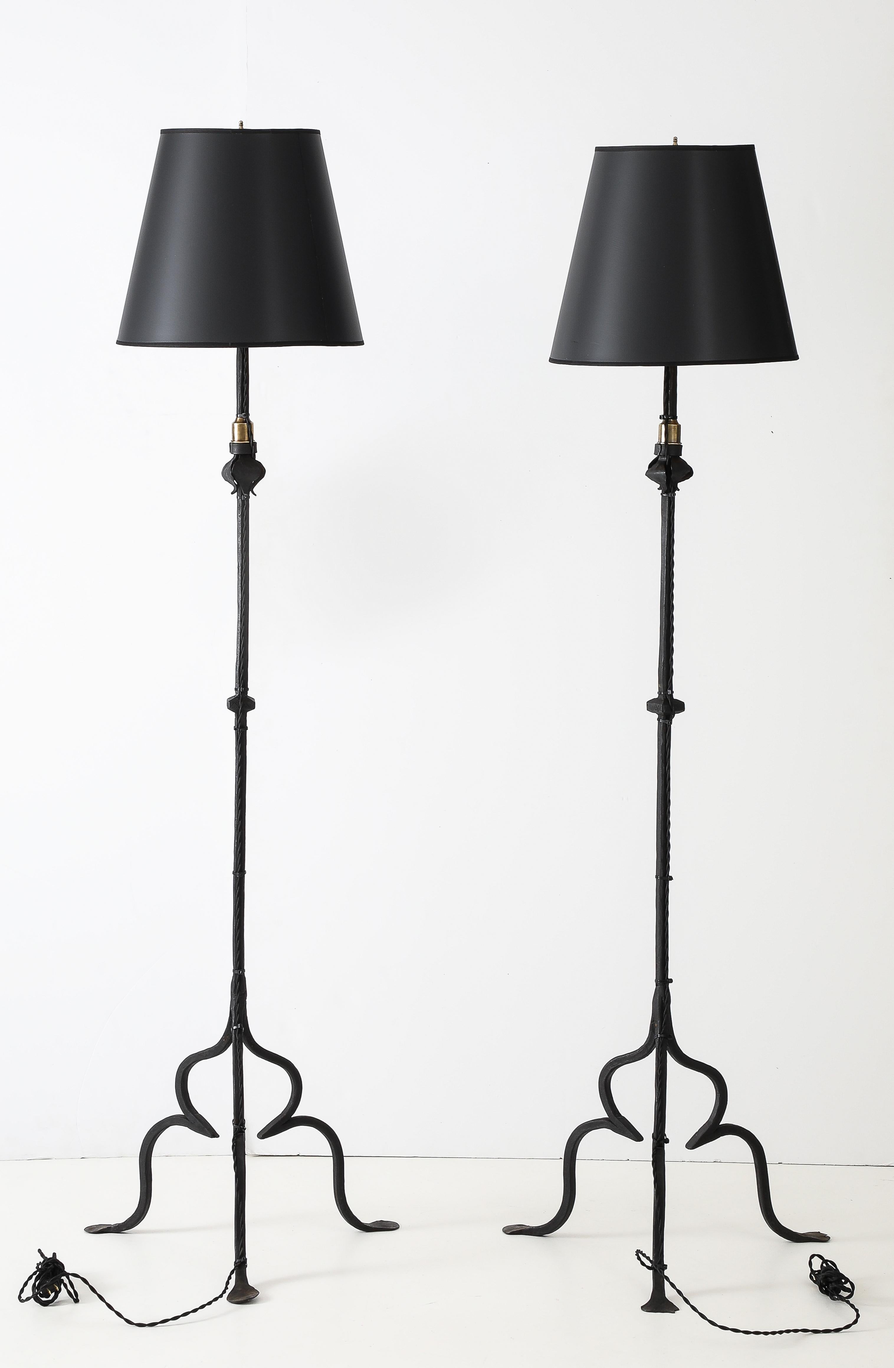 Superbe paire de lampadaires italiens tripodes en fer forgé, récemment recâblés et prêts à l'emploi avec quelques usures et patines dues à l'âge et à l'utilisation.

L'une des lampes est plus courte d'un mètre.