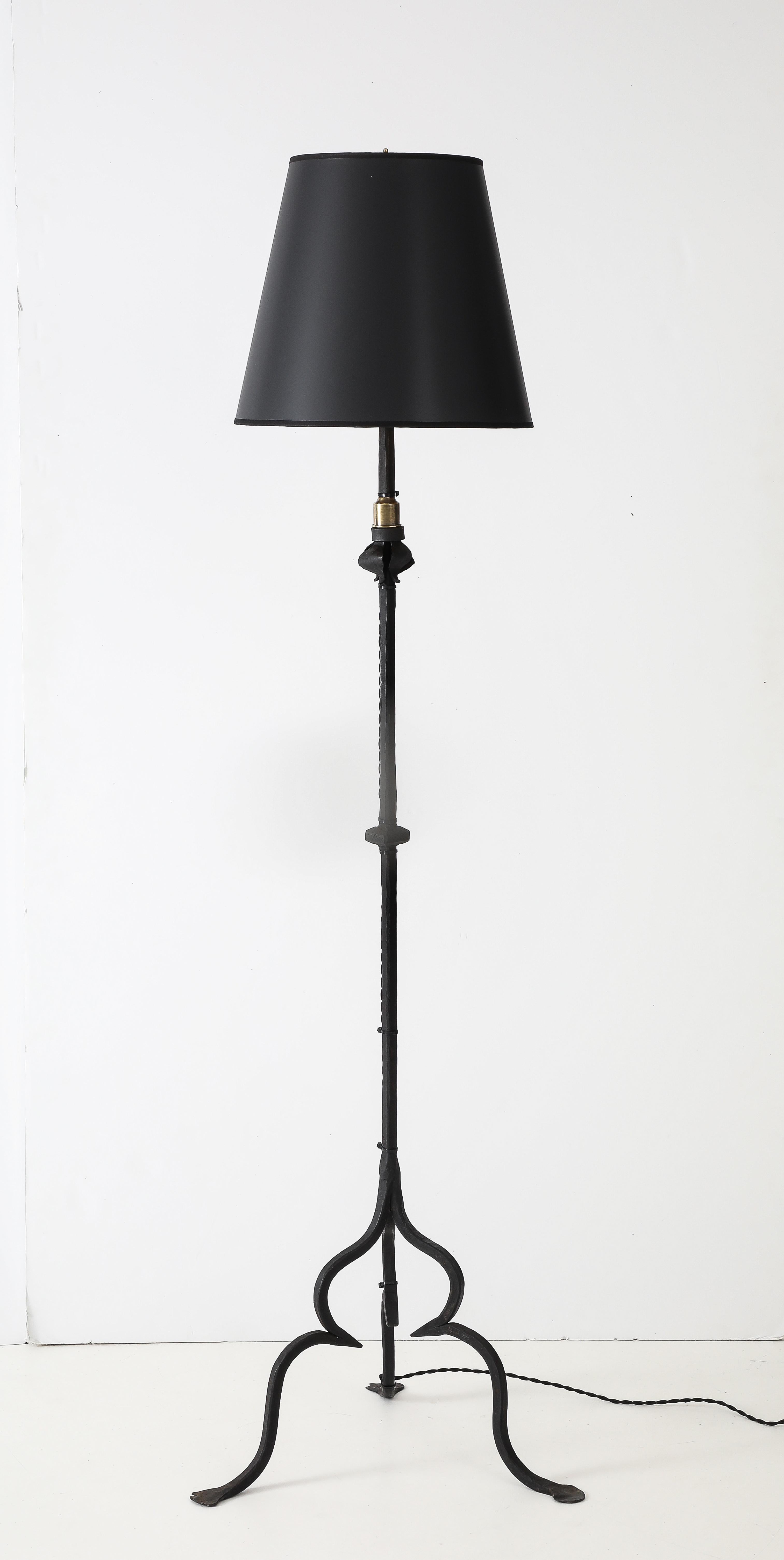 Lampadaires italiens tripodes en fer forgé des années 1930 Bon état - En vente à New York, NY