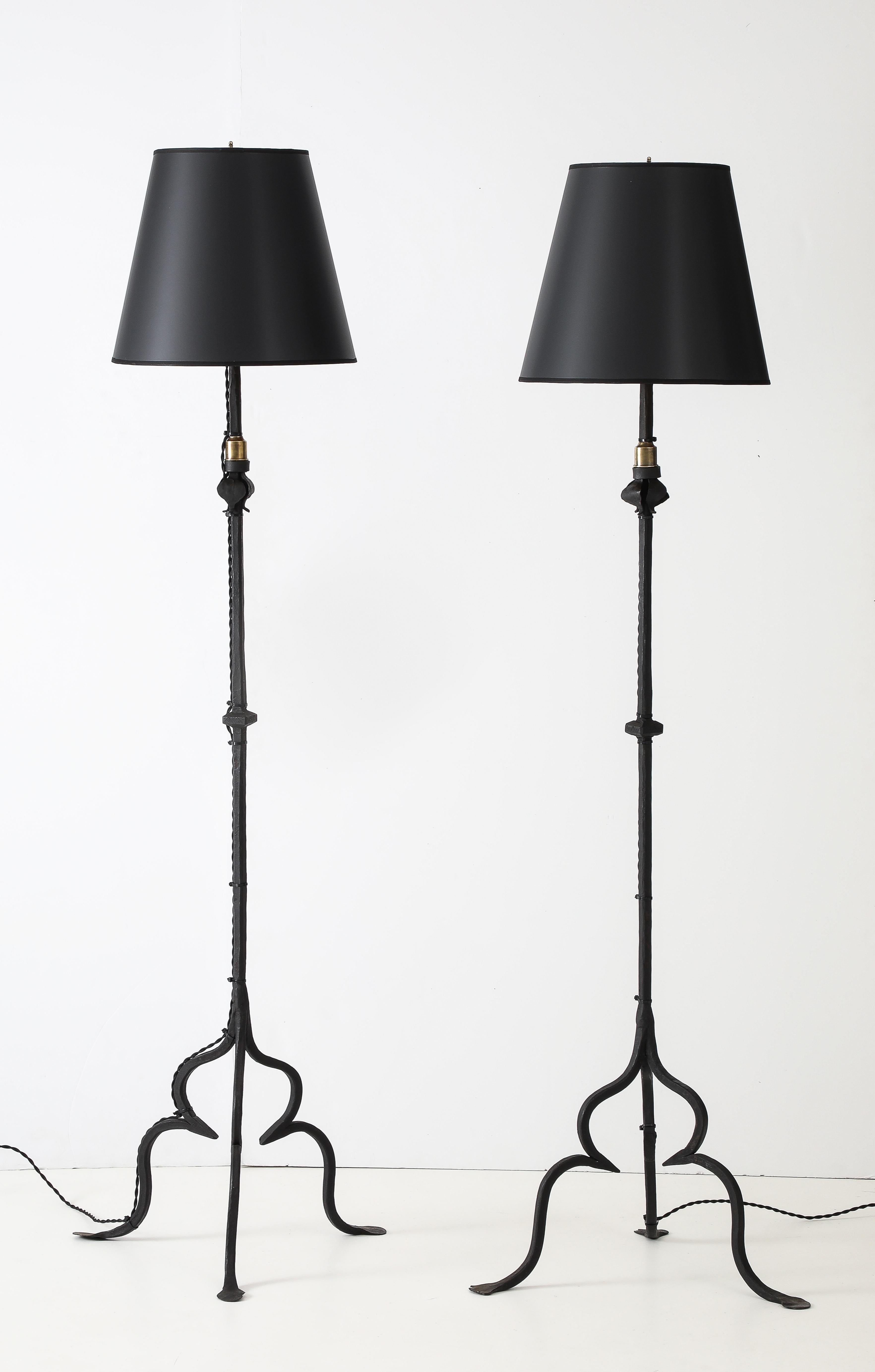 Milieu du XXe siècle Lampadaires italiens tripodes en fer forgé des années 1930 en vente