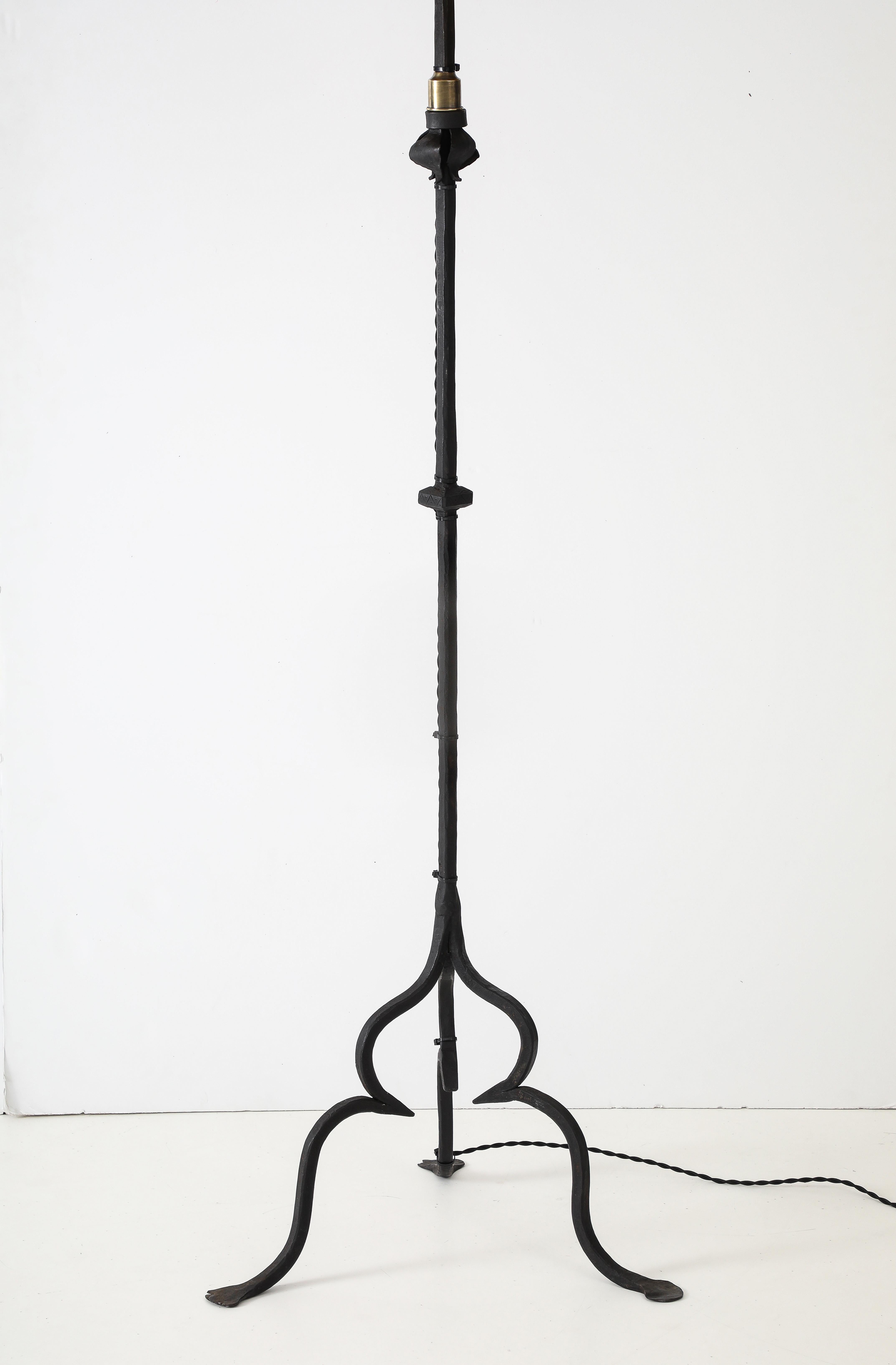 Fer Lampadaires italiens tripodes en fer forgé des années 1930 en vente