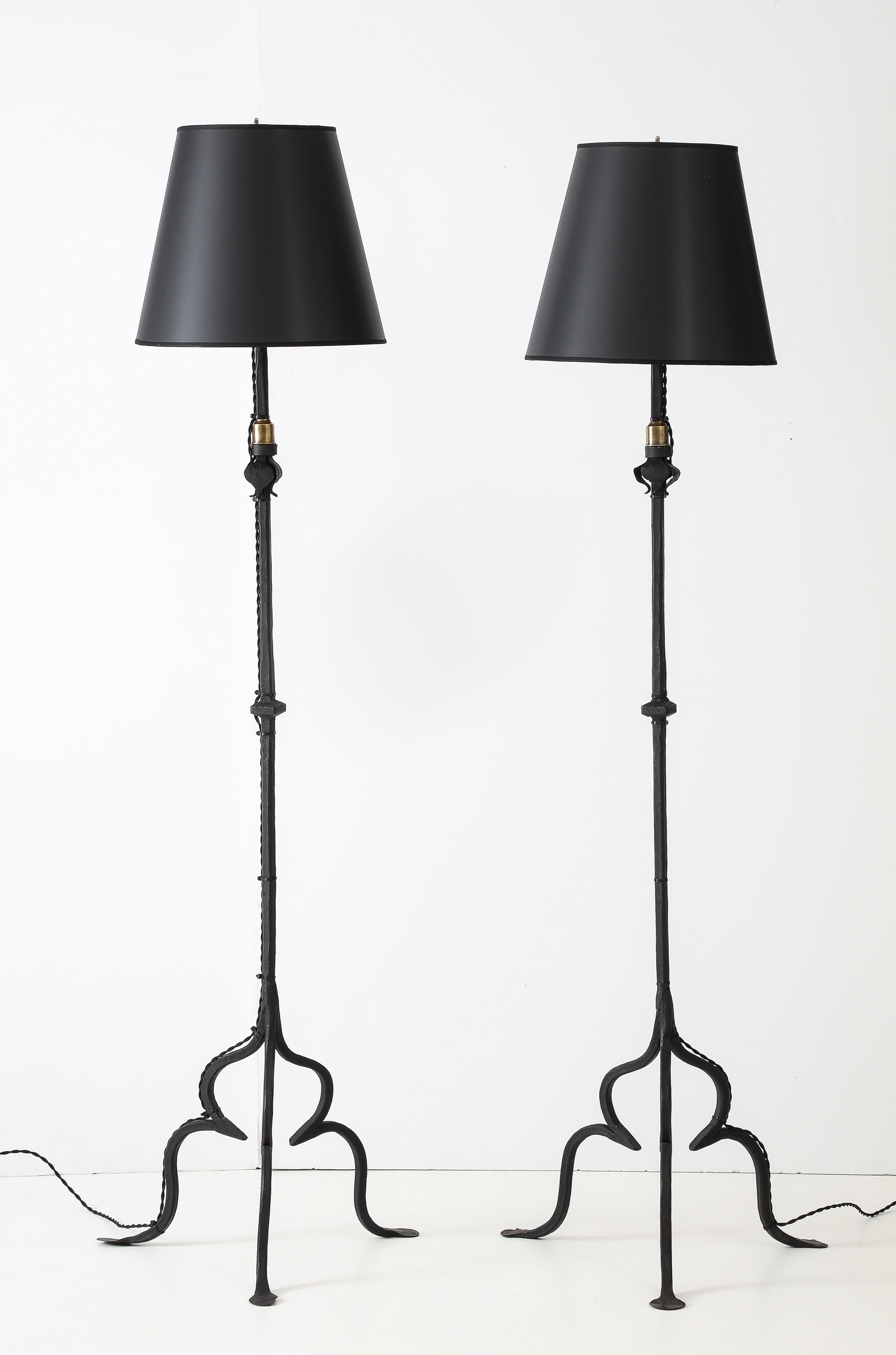 Lampadaires italiens tripodes en fer forgé des années 1930 en vente 1