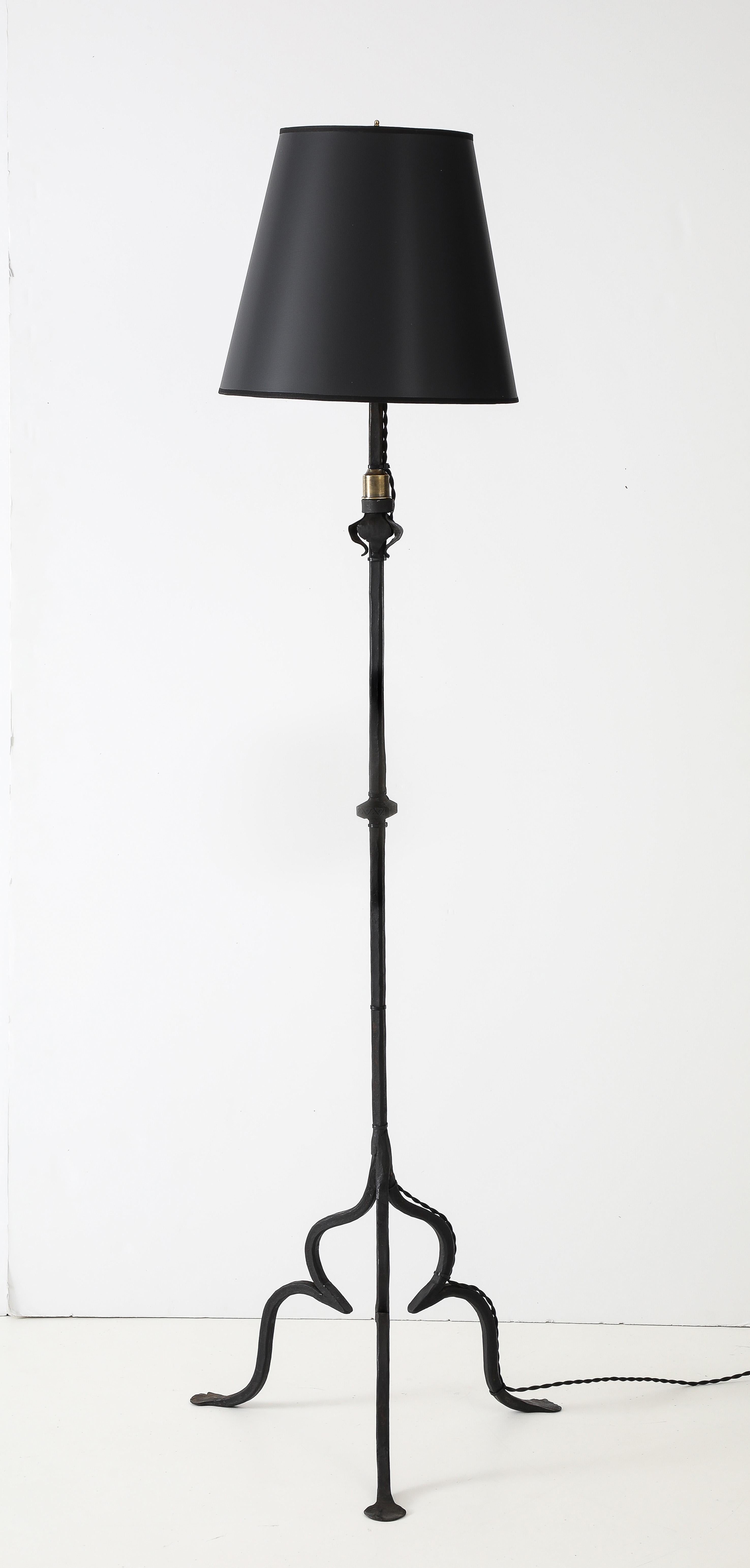 Lampadaires italiens tripodes en fer forgé des années 1930 en vente 2