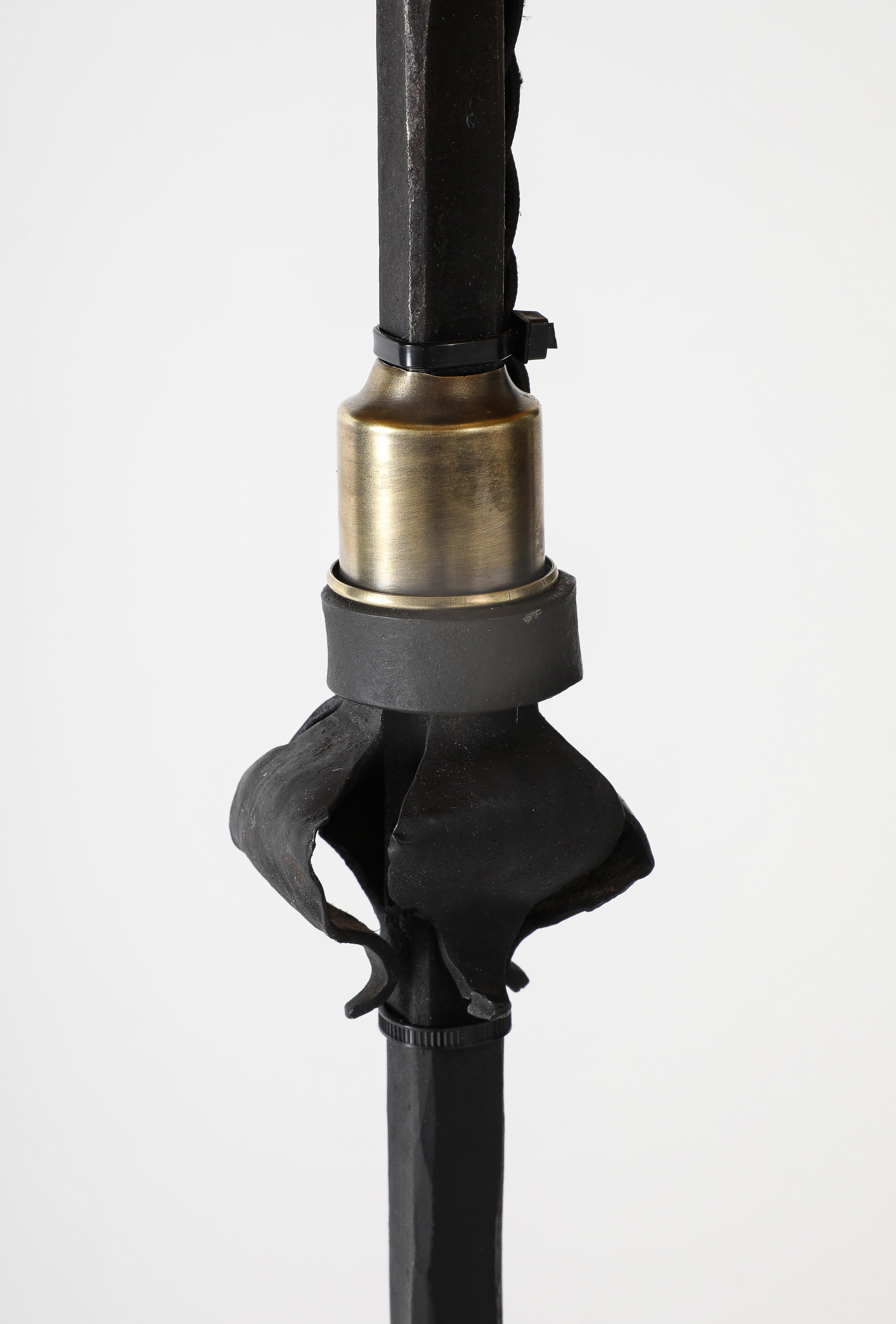 Lampadaires italiens tripodes en fer forgé des années 1930 en vente 3