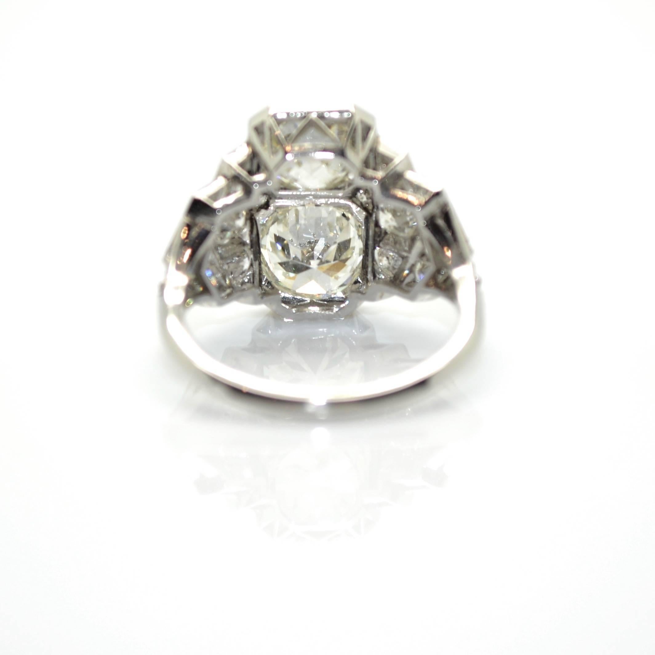 1930s French Art Deco 3.60 Carat Diamond Platinum Ring In Excellent Condition For Sale In Paris, FR