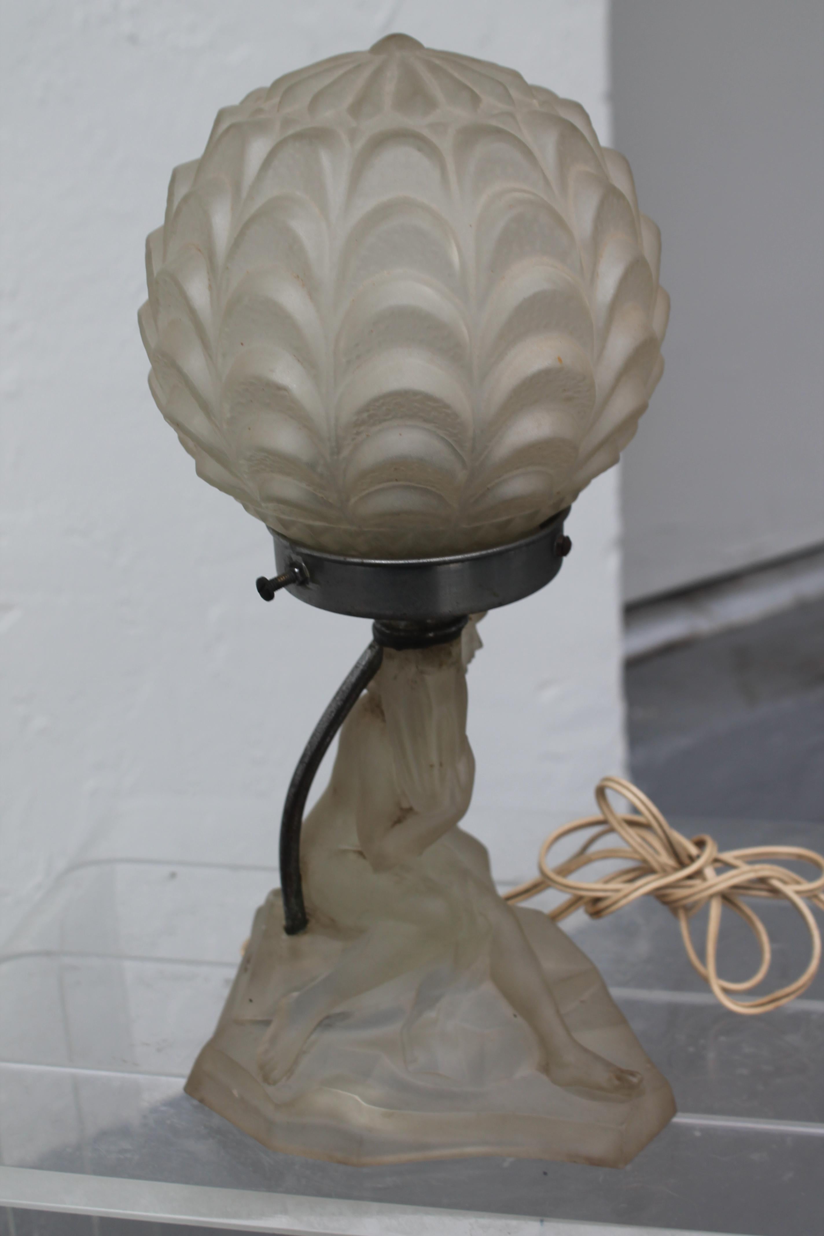 Lampe de table figurative en verre Art Déco français des années 1930 - Designer en vente 3