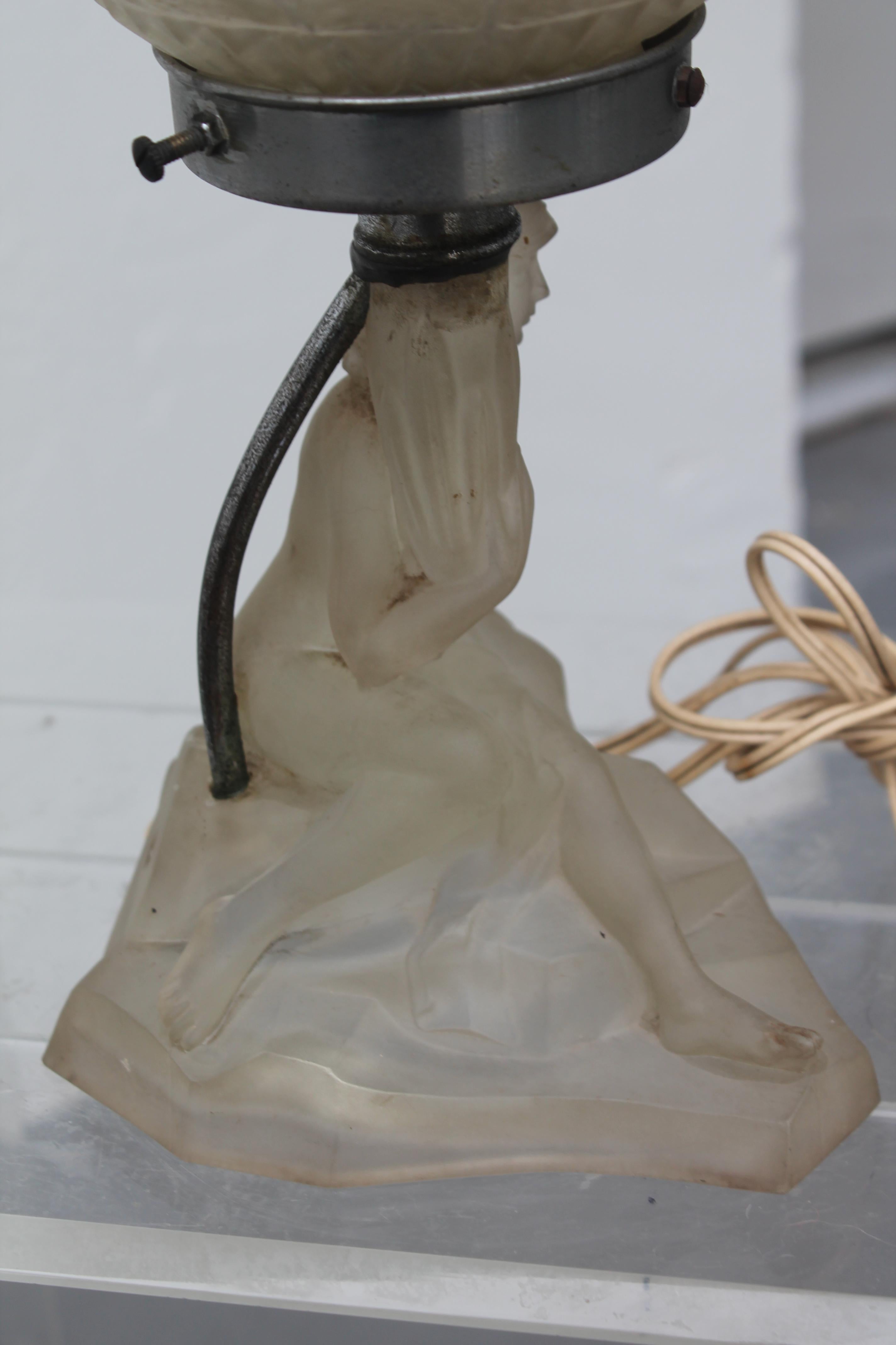 Français Lampe de table figurative en verre Art Déco français des années 1930 - Designer en vente