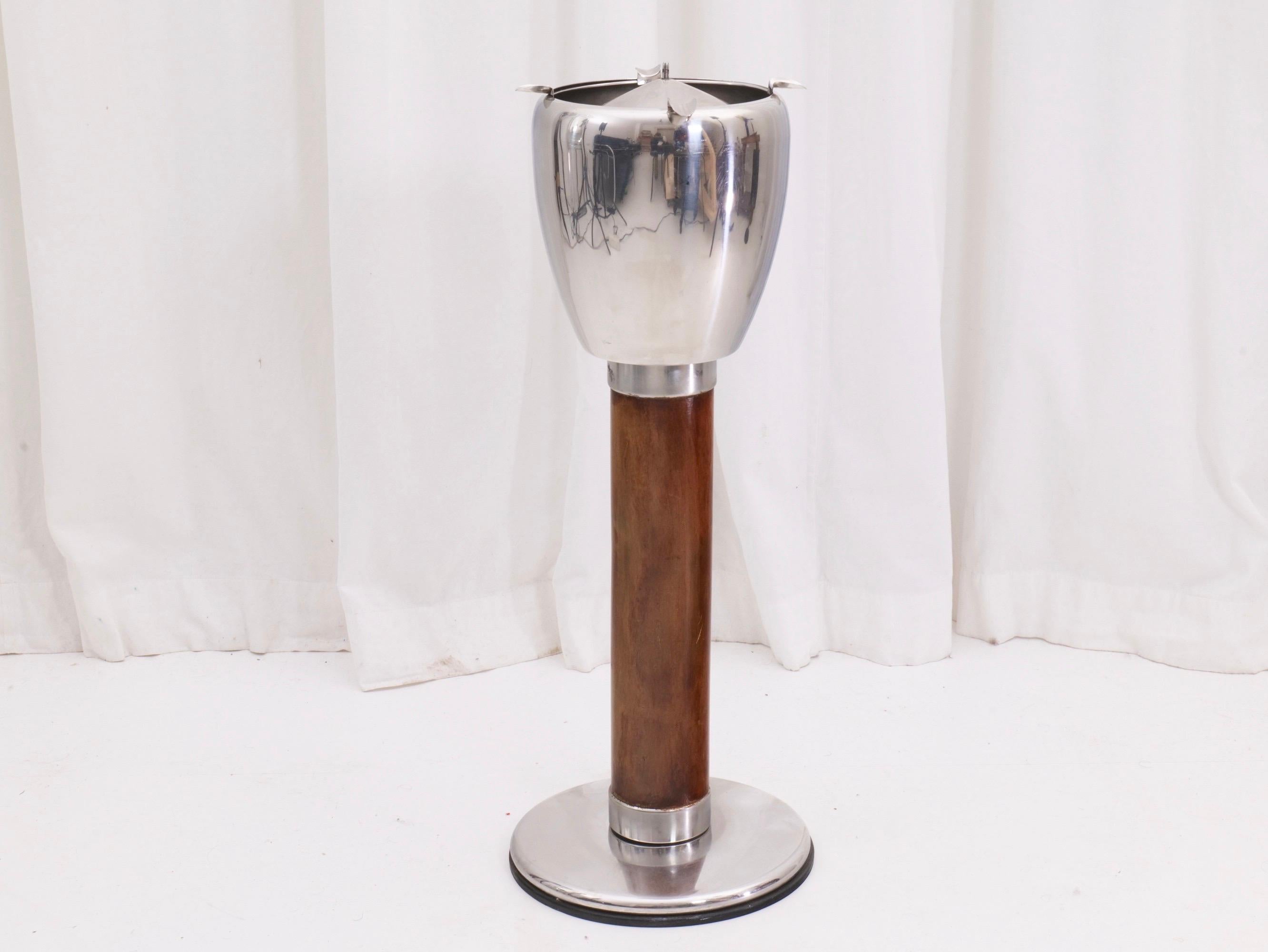 Original 1930s Art Deco tuxedo Stand from France. Made of chrome plated stainless steel and shellac polished walnut wood.
This classy ashtray were used in posh hotels, restaurants and nightclubs of the glorious 30s.
Great original condition with