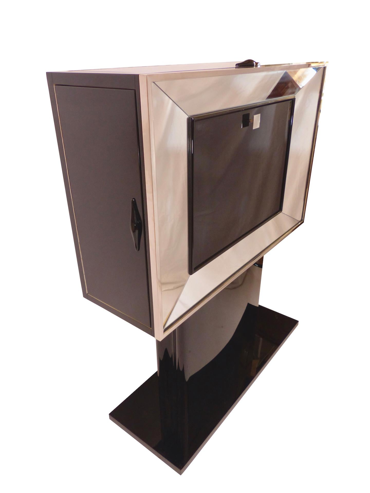 This dry bar is an absolute eyecatcher 
Framed with mirrors 
Bar cabinet standing on a high main pillar 
Original mirrors inside 

Hight quality restoration: 
fresh nickeled metal 
new mirrors on the outside 

Original Art Deco, France,