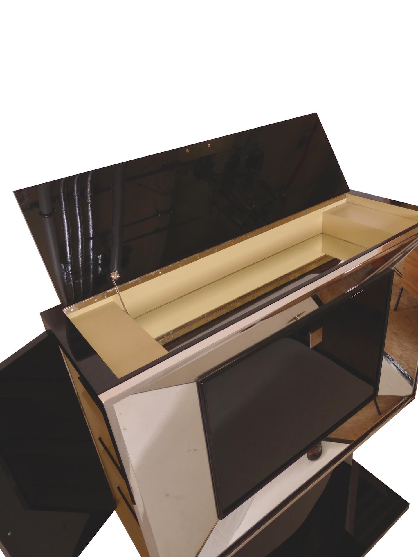 1930s French Art Deco Black Piano Lacquer Bar Cabinet on a High Main Pillar In Good Condition For Sale In Baden-Baden, Baden-Württemberg