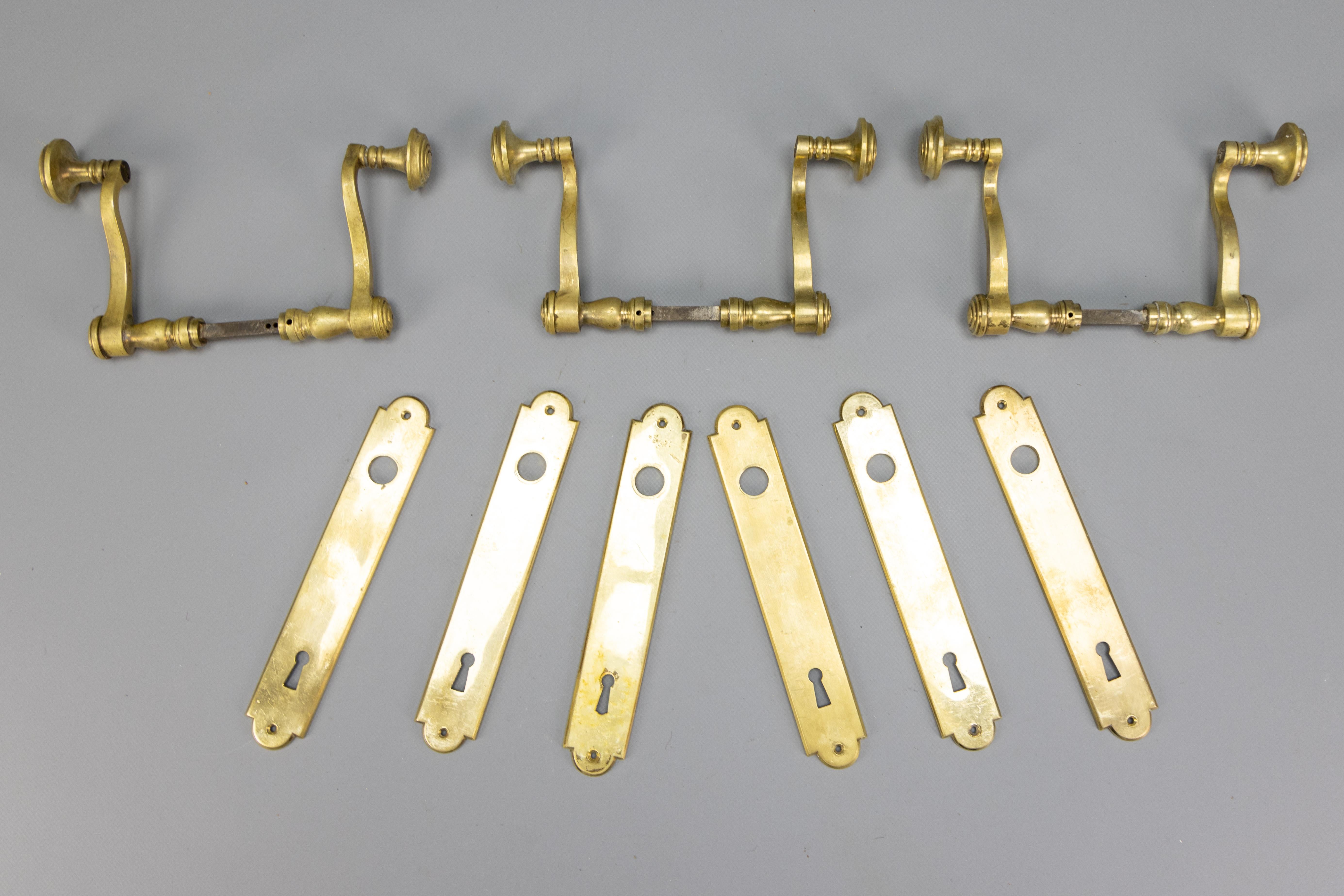1930s French Art Deco Brass Door Handle Sets with Keyhole Backplates, Set of 3 en venta 3