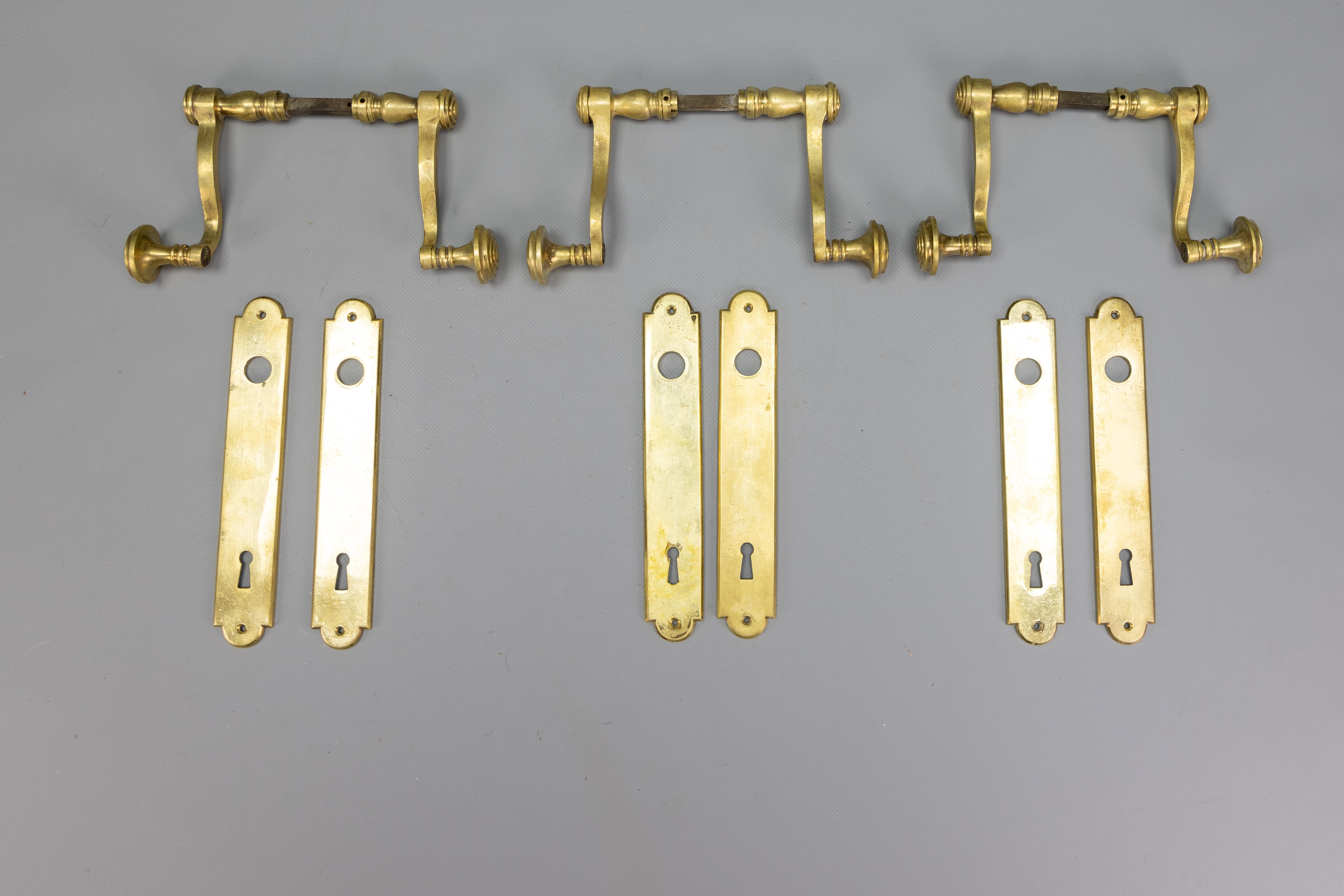1930s French Art Deco Brass Door Handle Sets with Keyhole Backplates, Set of 3 en venta 4
