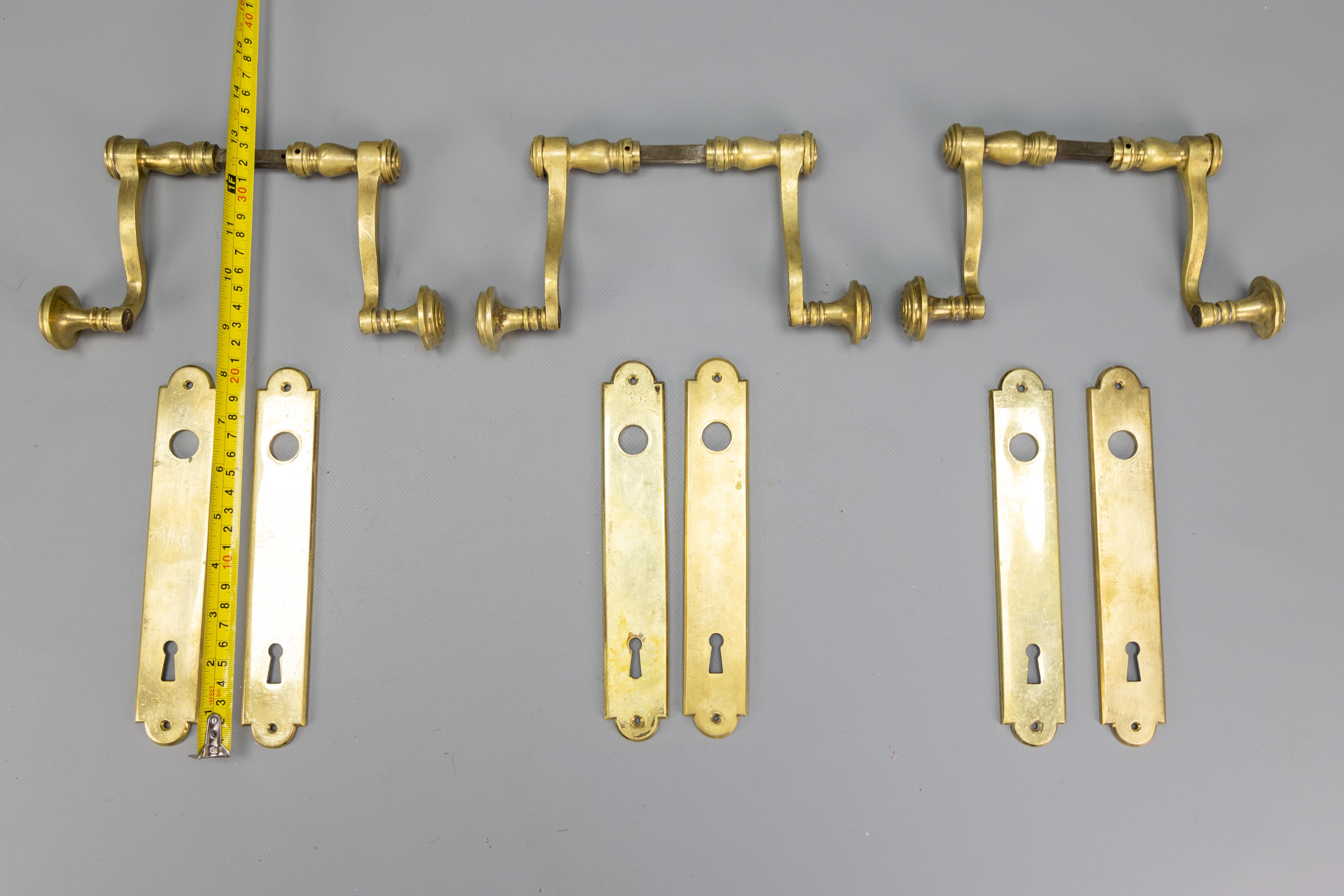 1930s French Art Deco Brass Door Handle Sets with Keyhole Backplates, Set of 3 Francés en venta