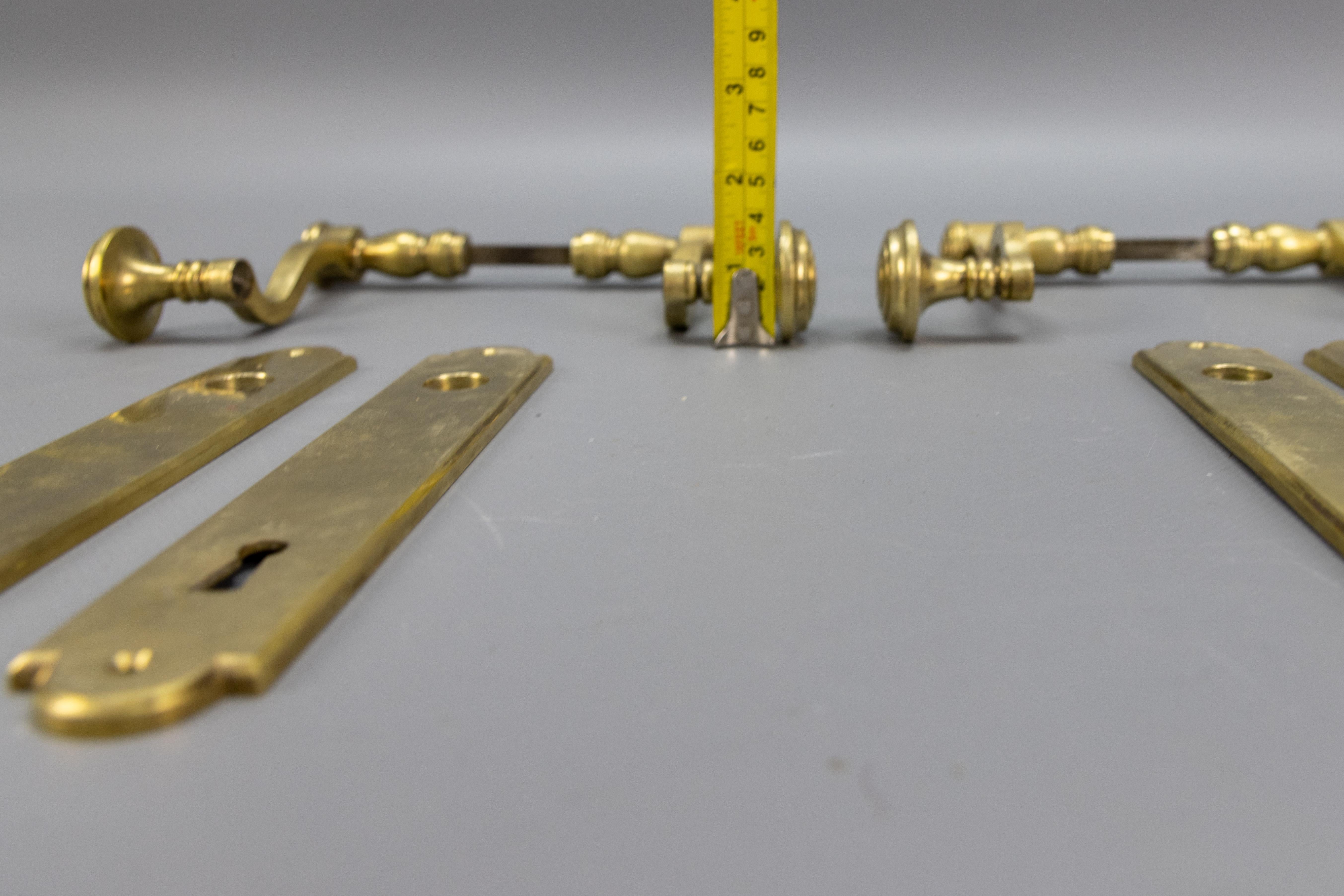 1930s French Art Deco Brass Door Handle Sets with Keyhole Backplates, Set of 3 en Bueno estado para la venta en Barntrup, DE