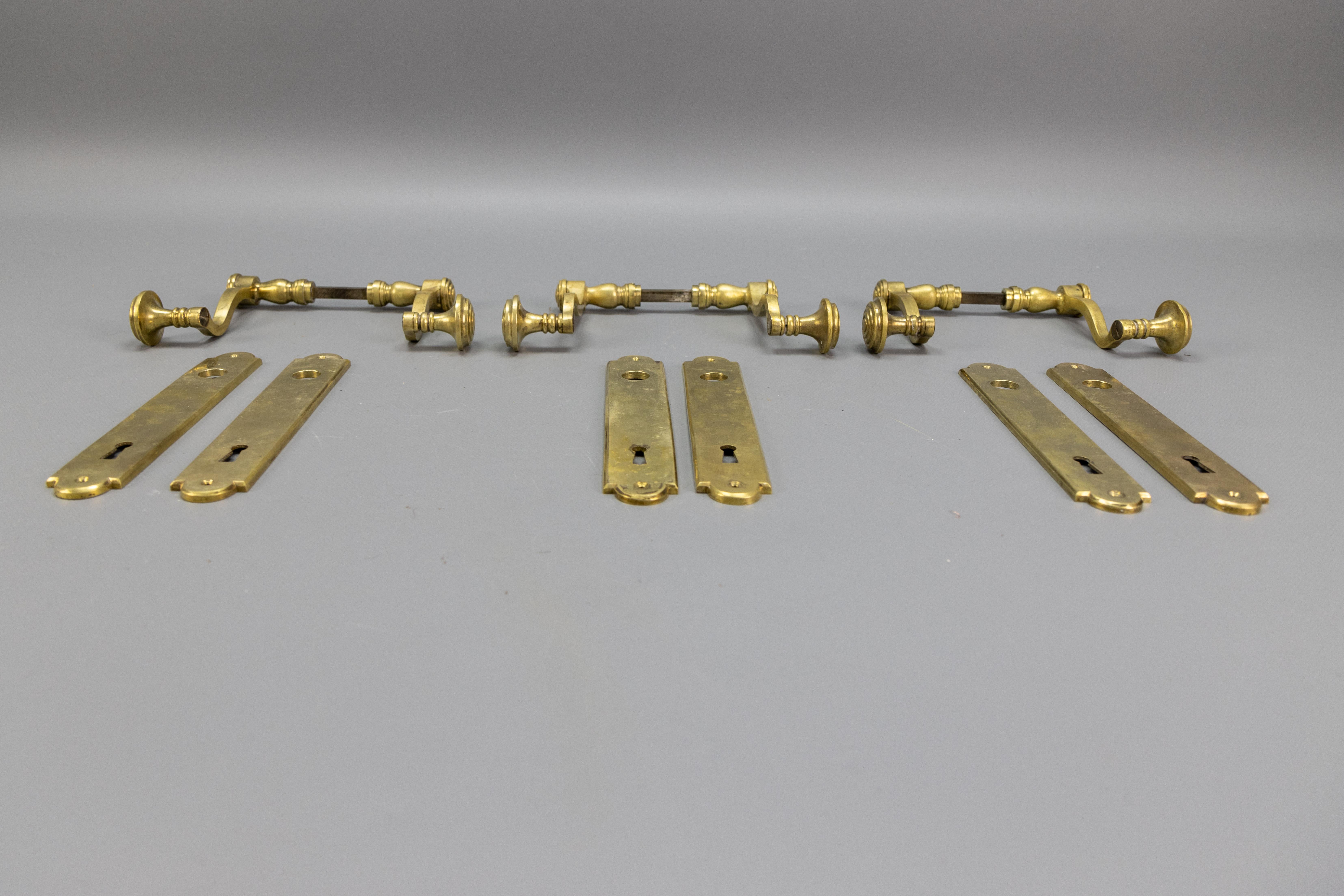 1930s French Art Deco Brass Door Handle Sets with Keyhole Backplates, Set of 3 mediados del siglo XX en venta