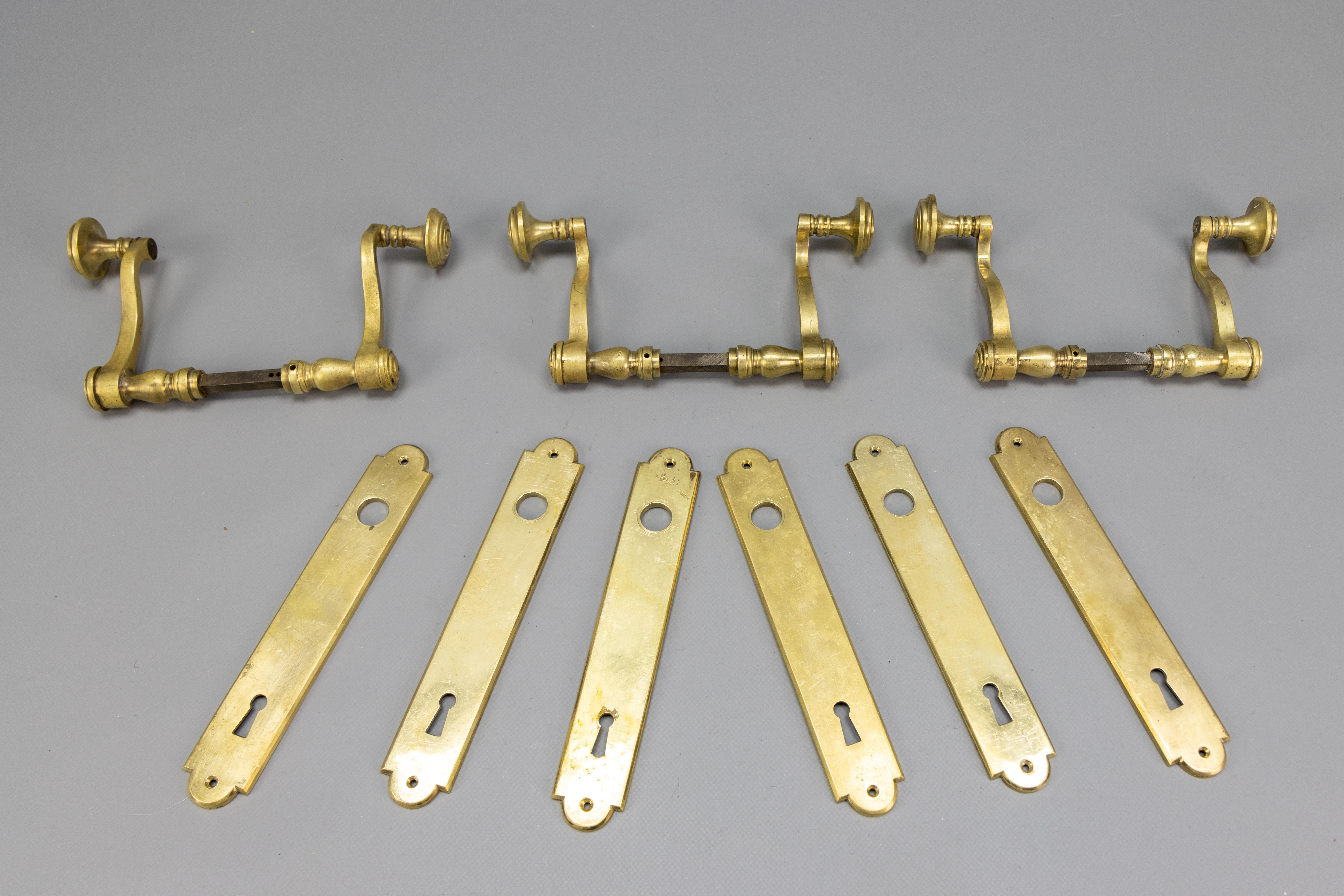 1930s French Art Deco Brass Door Handle Sets with Keyhole Backplates, Set of 3 Latón en venta
