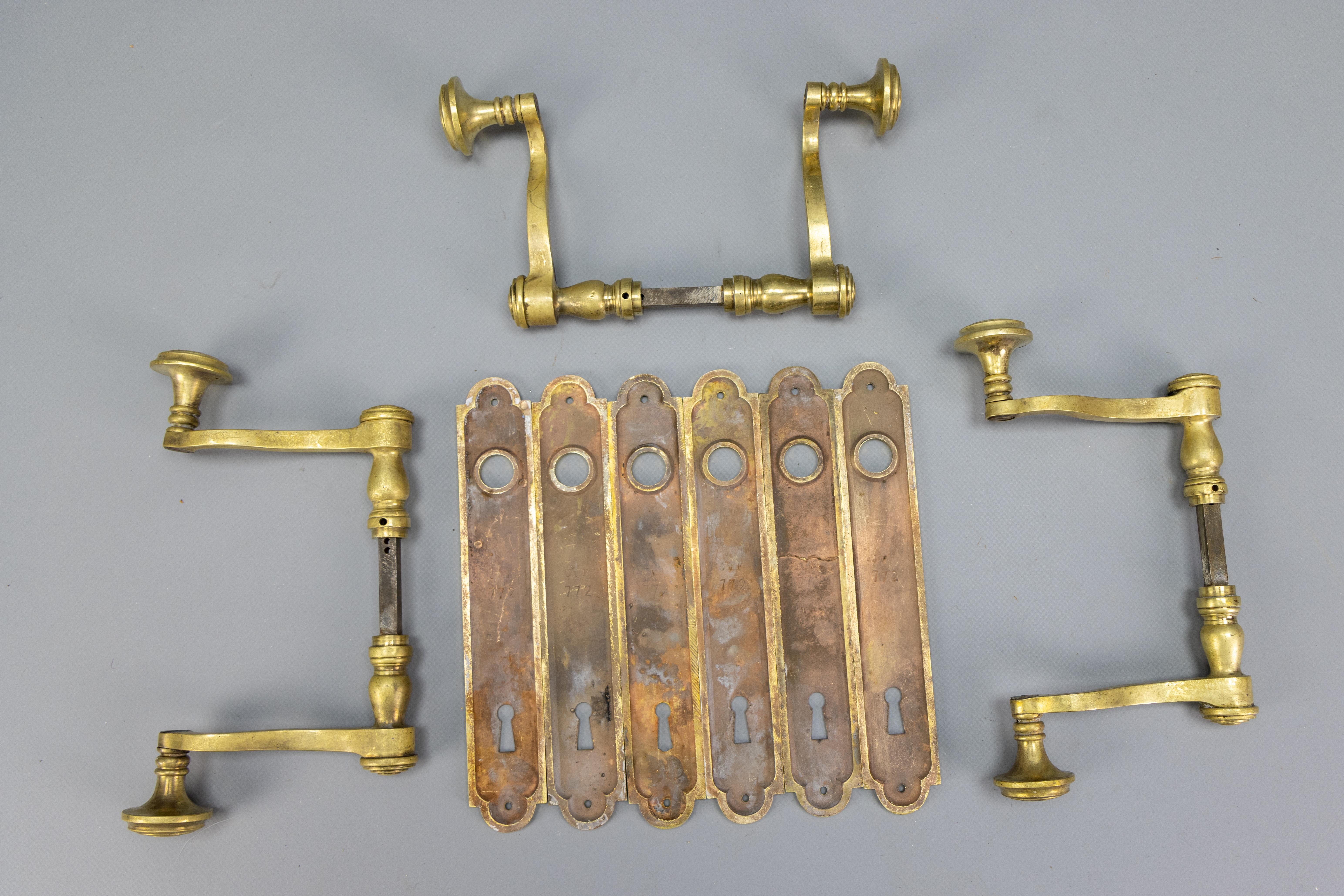 1930s French Art Deco Brass Door Handle Sets with Keyhole Backplates, Set of 3 en venta 1