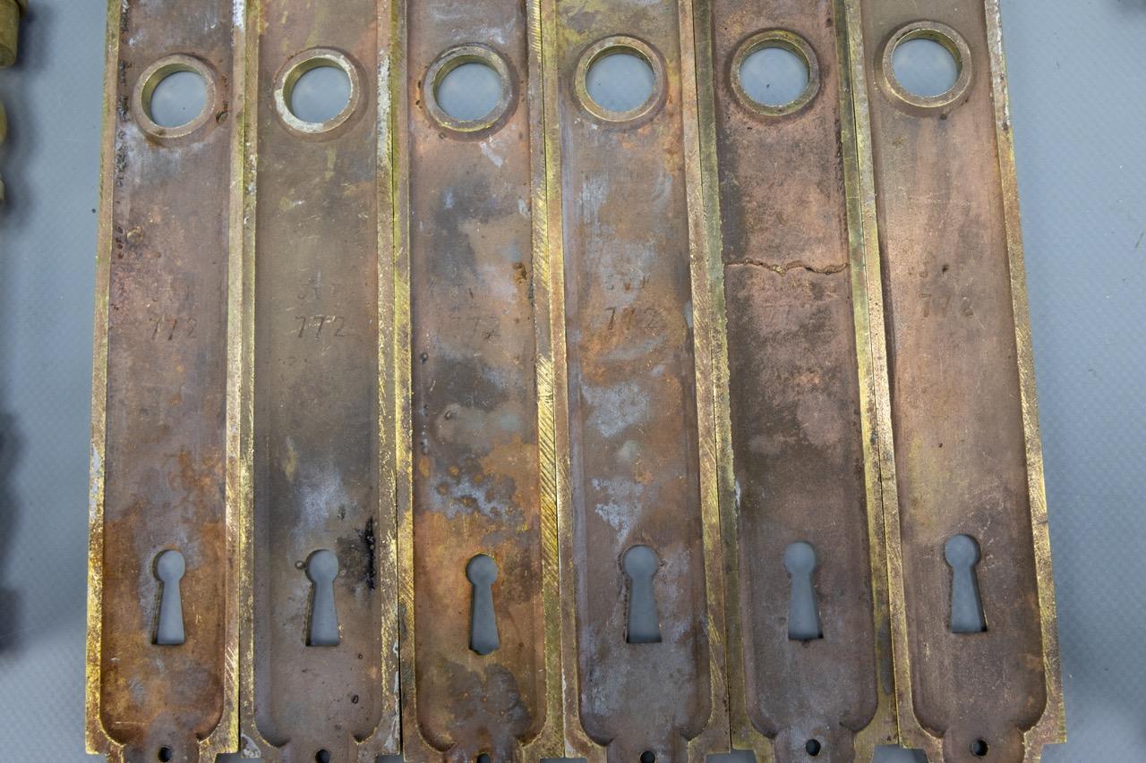 1930s French Art Deco Brass Door Handle Sets with Keyhole Backplates, Set of 3 en venta 2