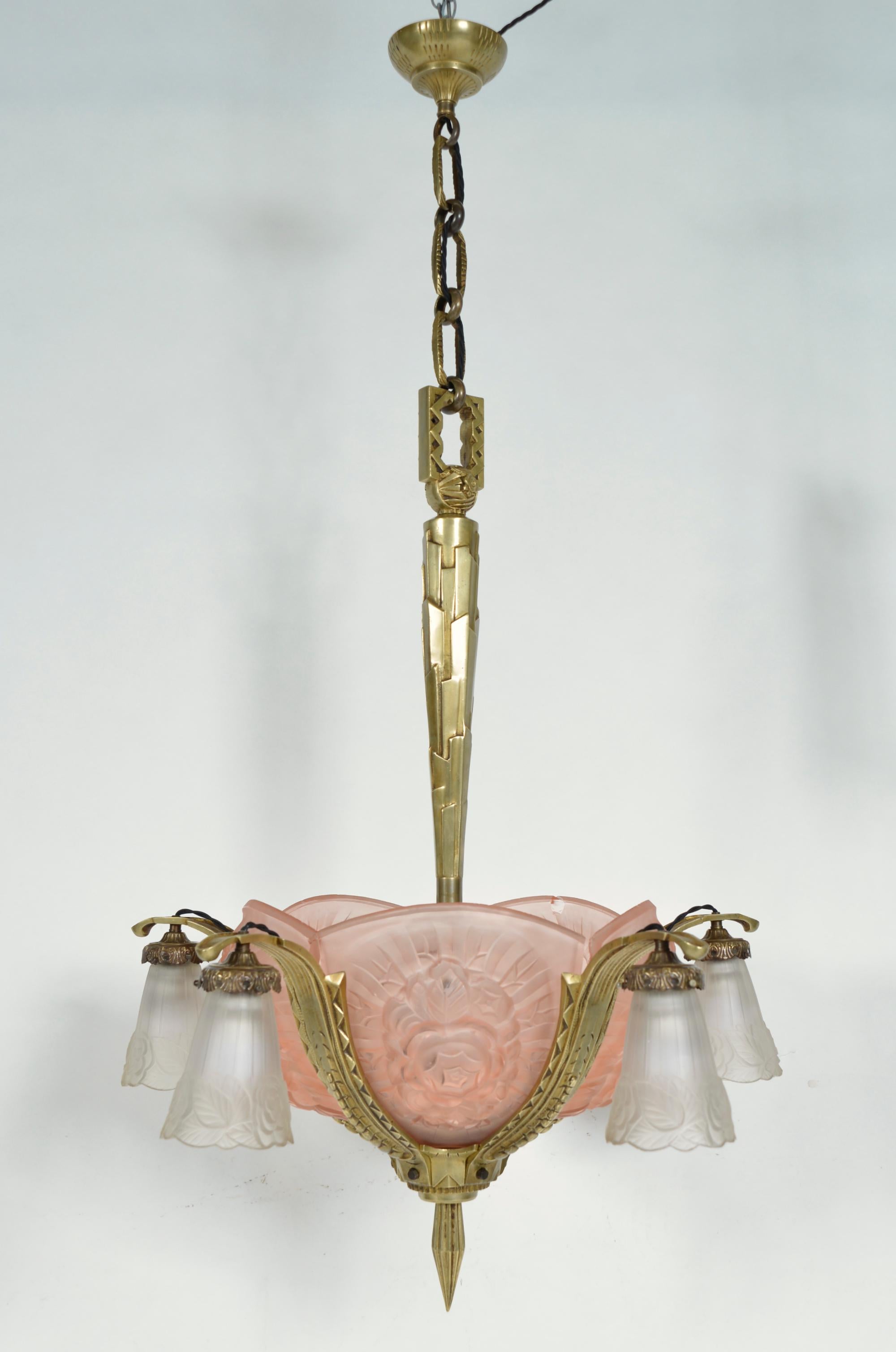 Magnifique lustre Art Déco français des années 1930 à cinq branches en laiton et verre moulé de grandes proportions. Bien qu'il ne soit pas signé, il est presque certain qu'il a été fabriqué par Hettier et Vincent, car le style abstrait, presque