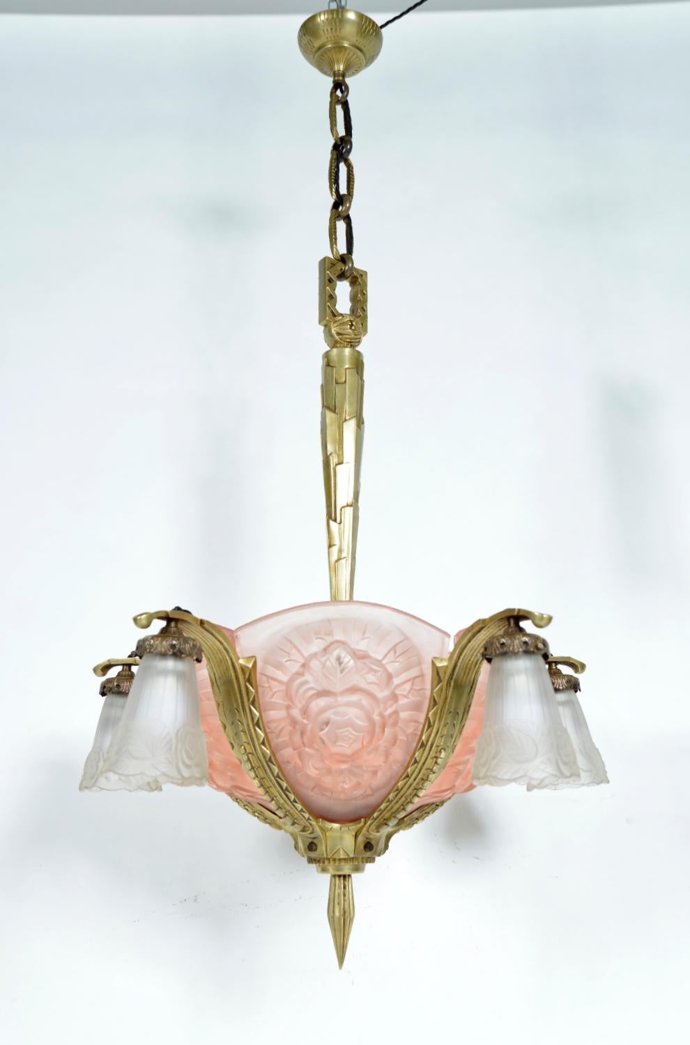 Français Lustre Art Déco français des années 1930 en laiton et verre Hettier & Vincent Freres Hanots en vente