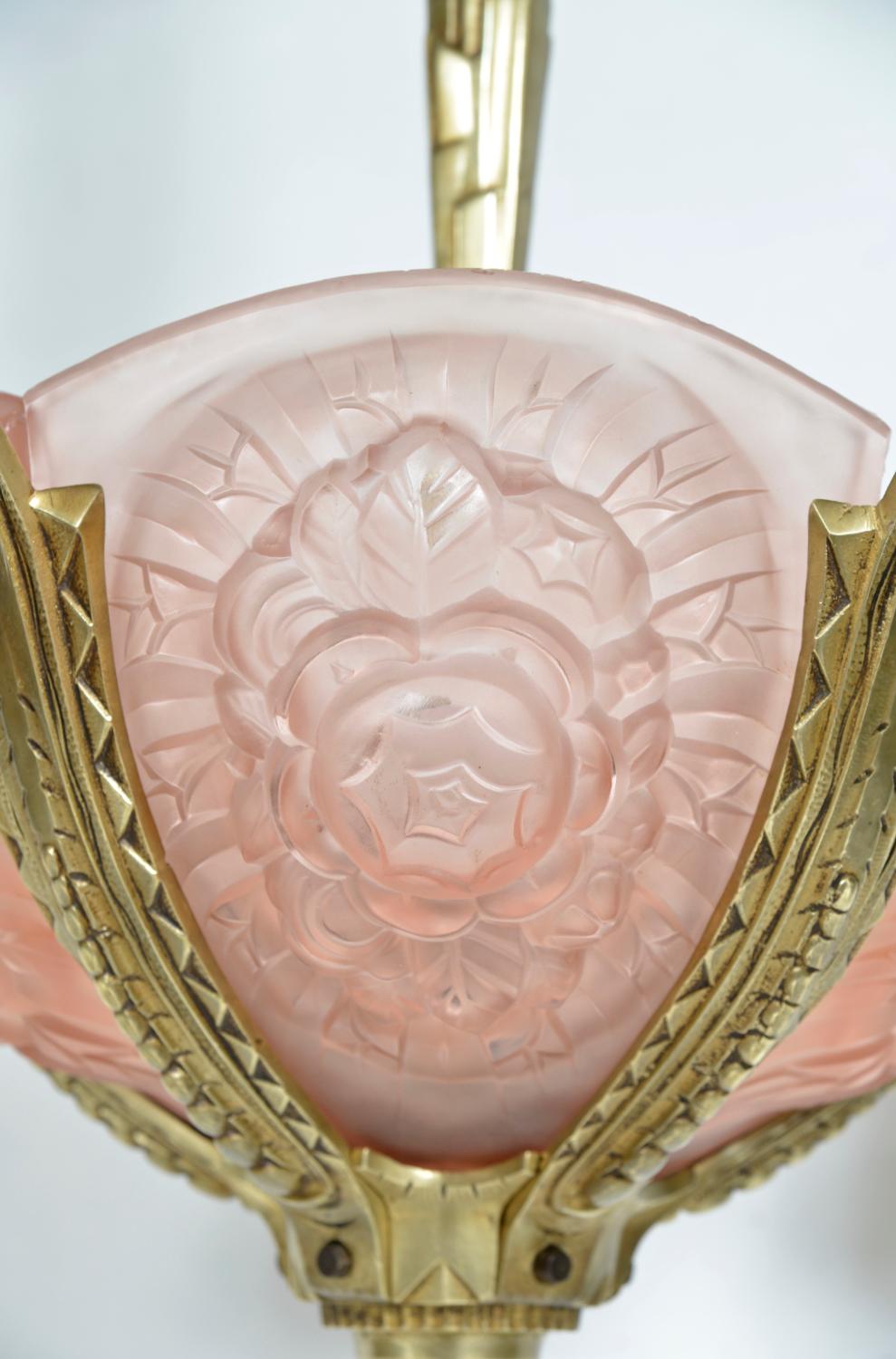 20ième siècle Lustre Art Déco français des années 1930 en laiton et verre Hettier & Vincent Freres Hanots en vente