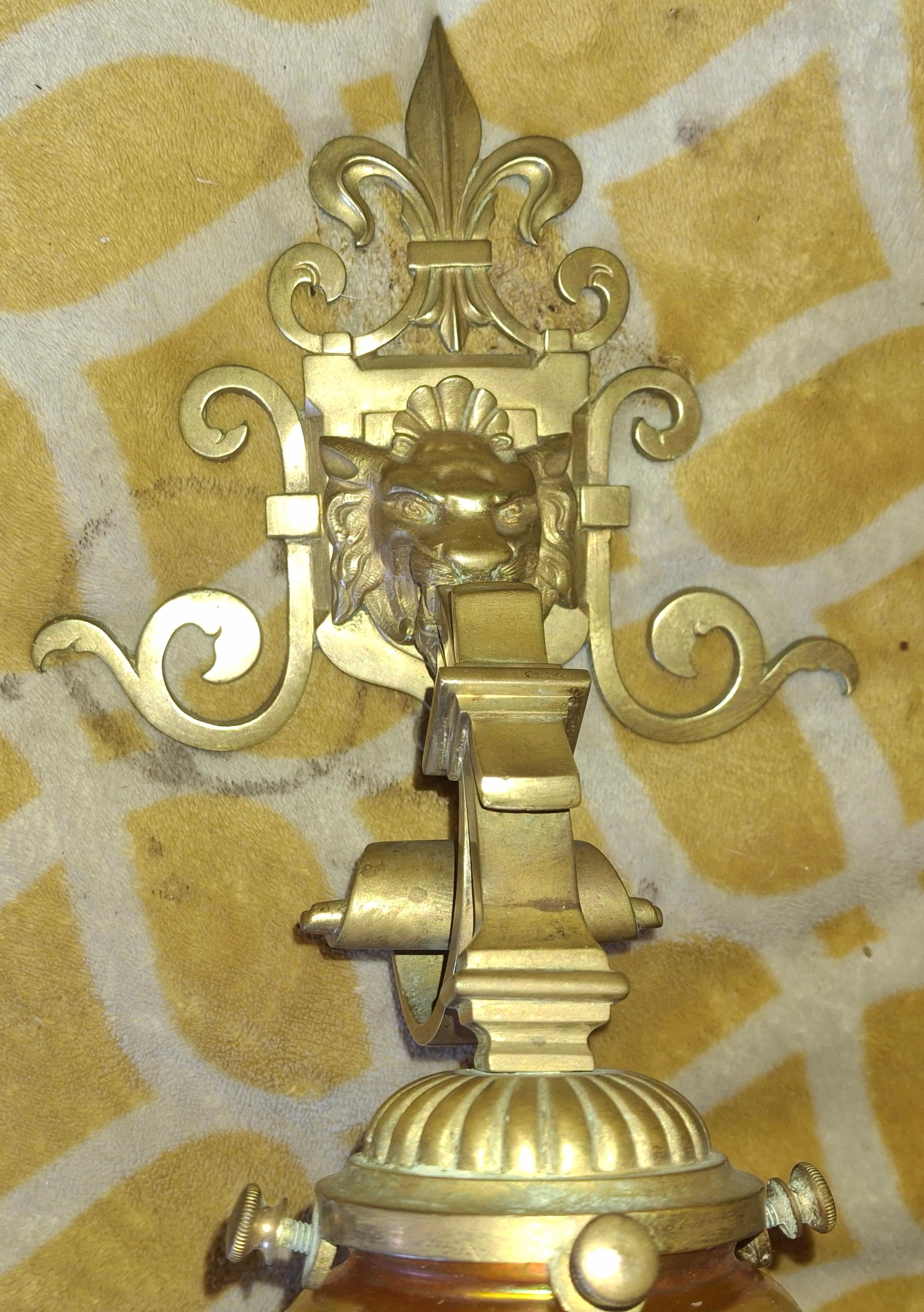 Lámpara de pared Art Decó francesa de bronce de los años 30 Máscara de león/ Flor de Lis/ Pantalla Steuben en venta 6