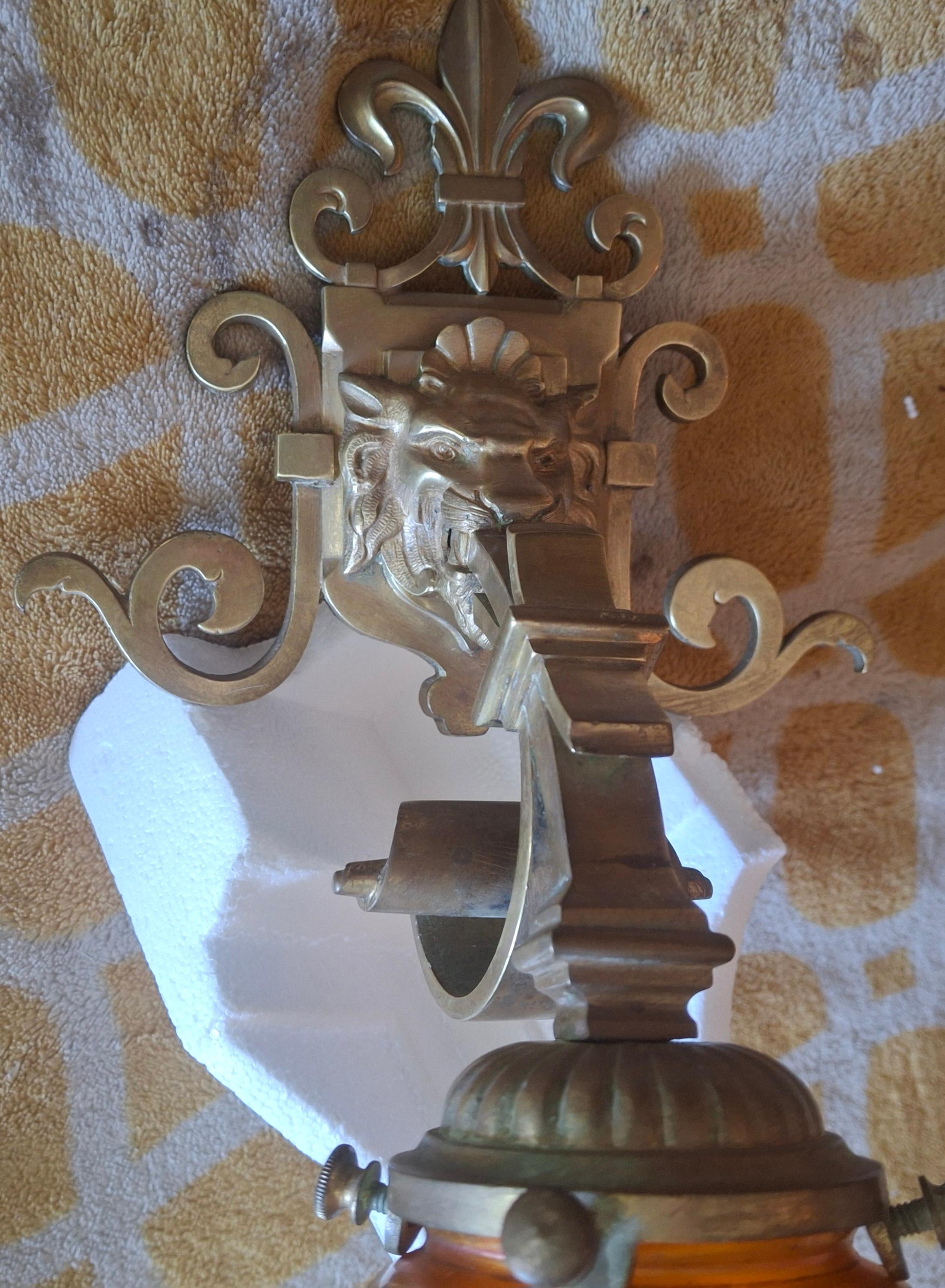 Lámpara de pared Art Decó francesa de bronce de los años 30 Máscara de león/ Flor de Lis/ Pantalla Steuben en venta 11