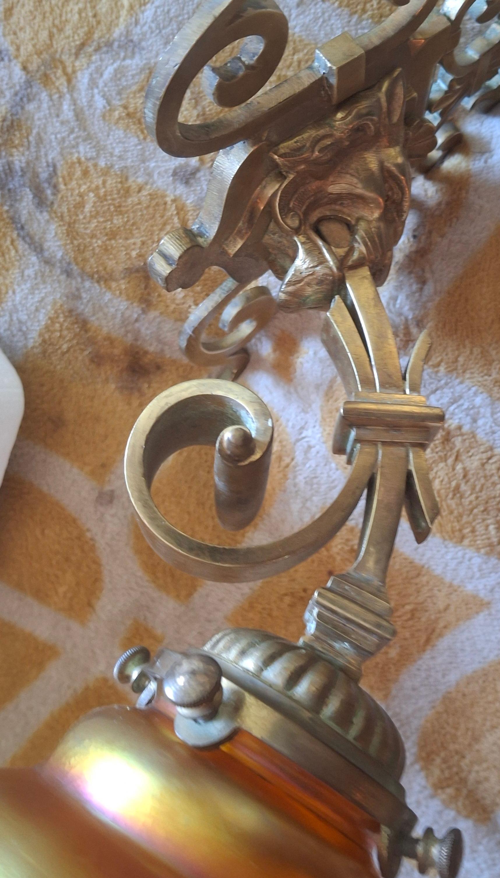 Lámpara de pared Art Decó francesa de bronce de los años 30 Máscara de león/ Flor de Lis/ Pantalla Steuben en venta 12